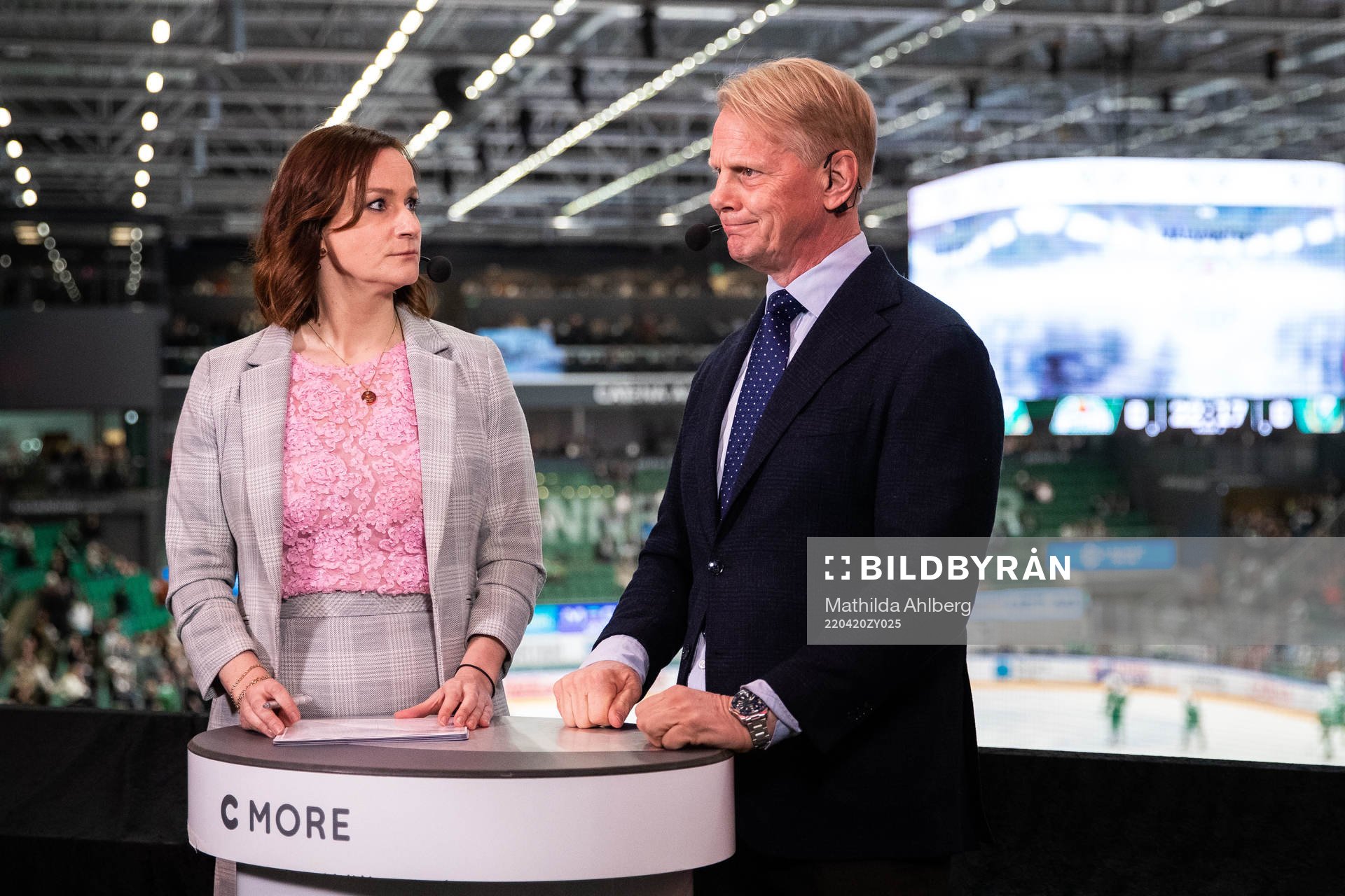 C Mores kommentatorer Lena Sundqvist och Niklas Wikegård