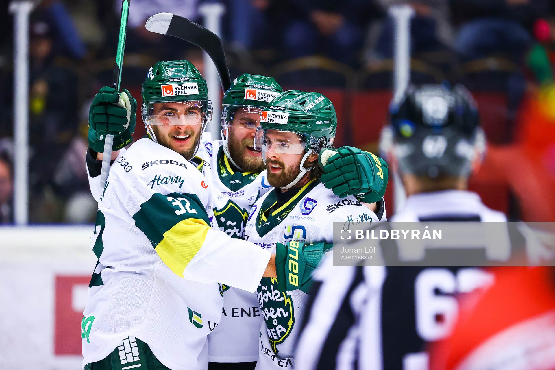 Björklövens Alex Hutchings (till höger) jublar med