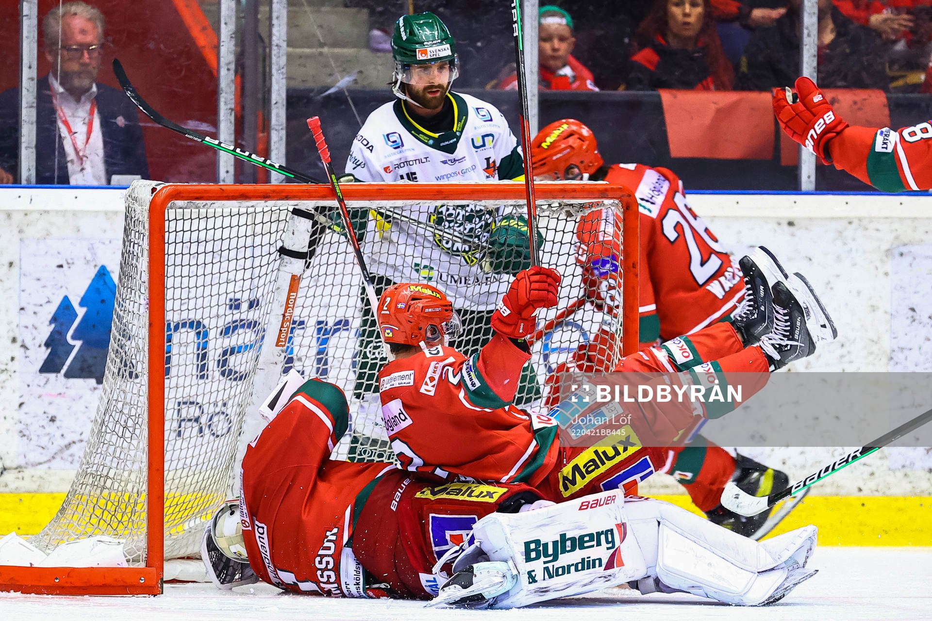 Björklövens Alex Hutchings tacklar Modos Filip Hasa över