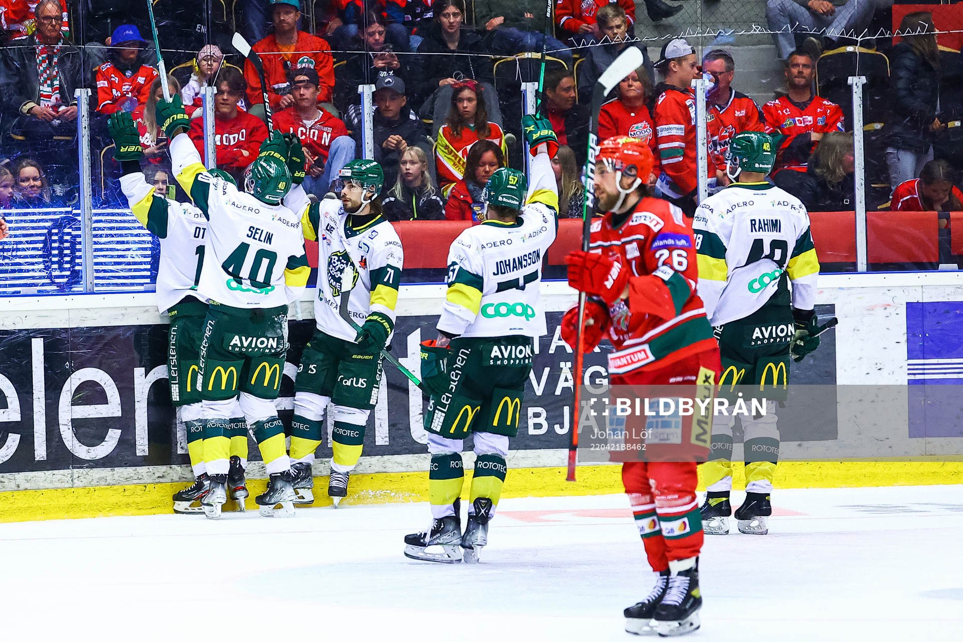 Björklövens Axel Ottosson jublar med lagkamrater