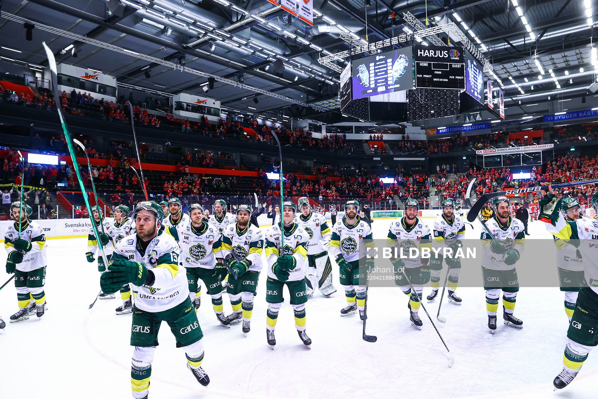 Björklövens spelare jublar och tackar publiken