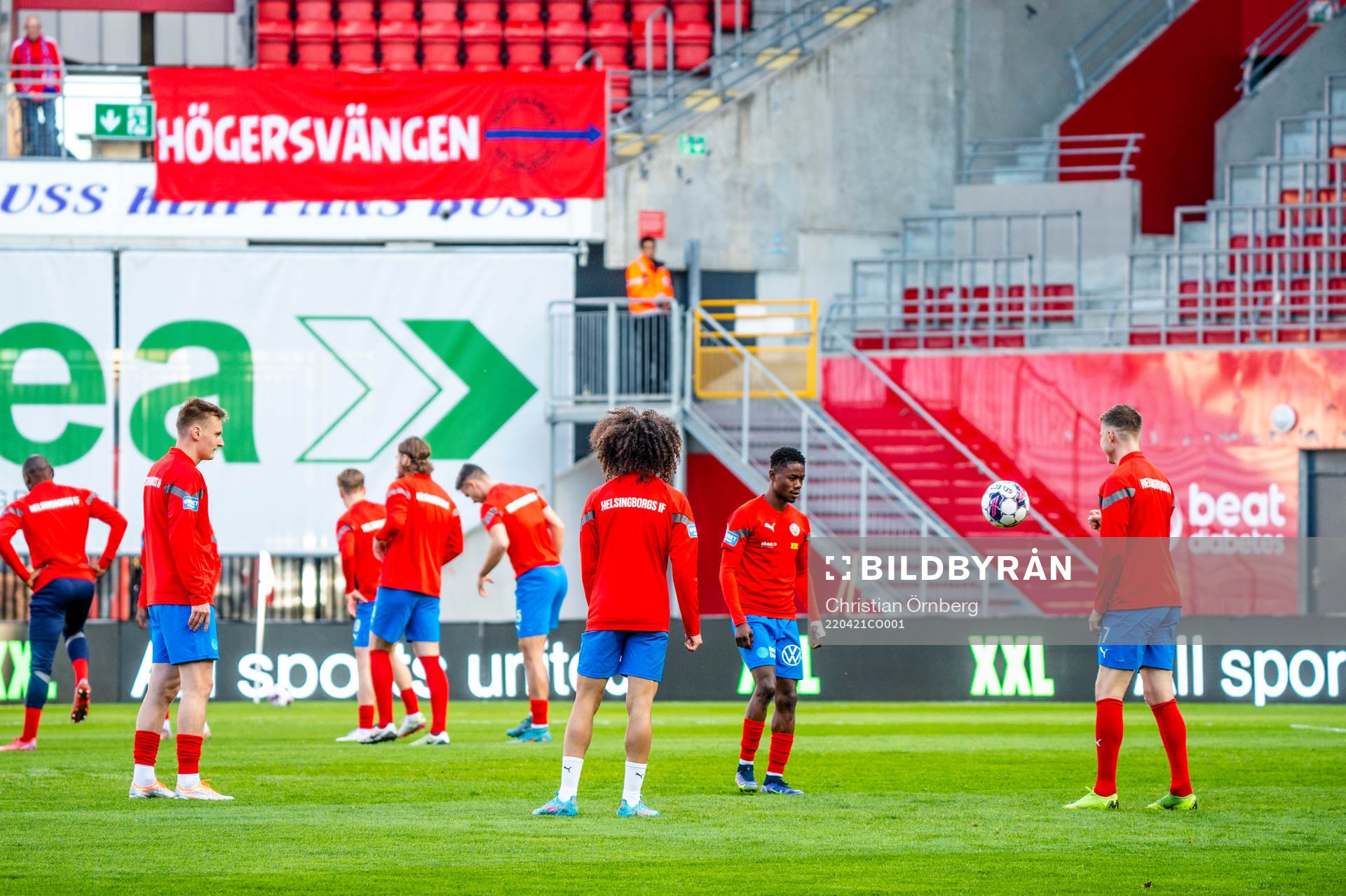 Helsingborgs spelare värmer upp innan fotbollsmatchen i