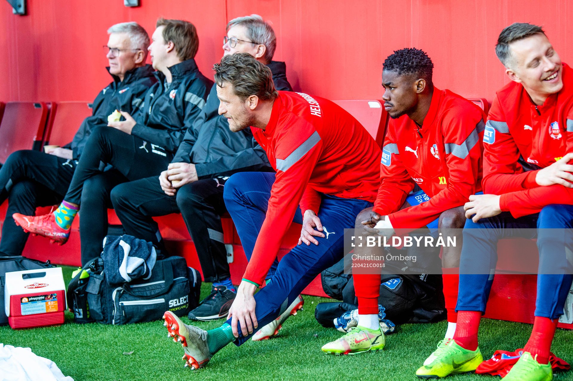 Helsingborgs målvakt Anders Lindegaard på bänken under fotbollsmatchen i Allsvenskan mellan Helsingborg och Elfsborg den 21 april 2022 i Helsingborg.