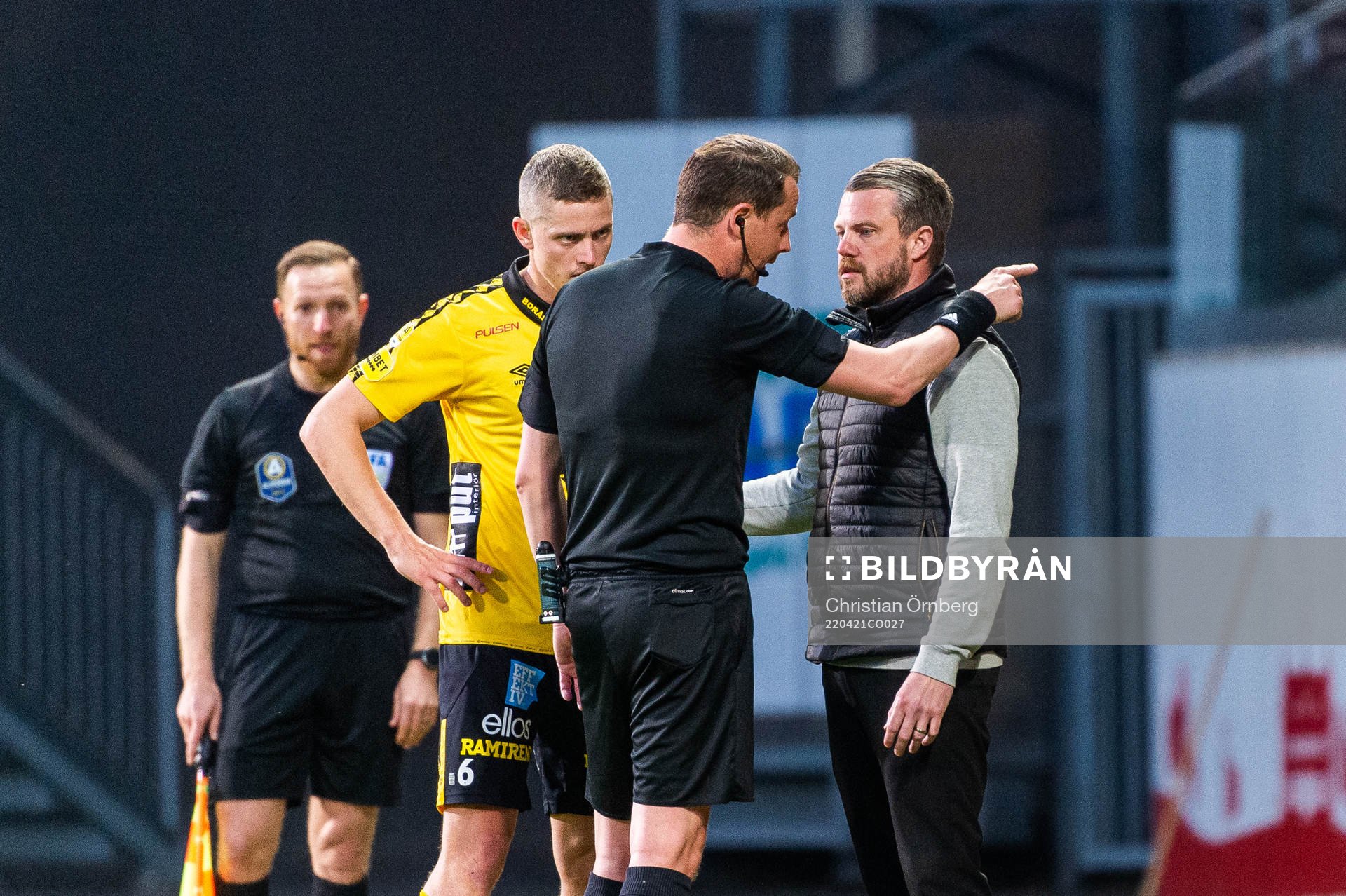 domare Andreas Ekberg pratar med Elfsborgs manager Jimmy