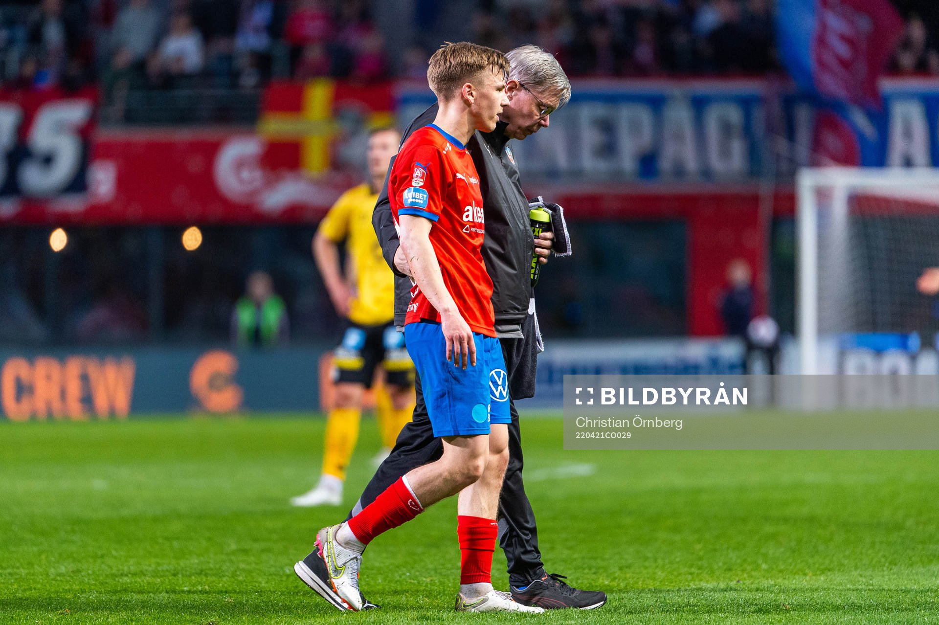 Helsingborgs Lucas Lingman lämnar planen