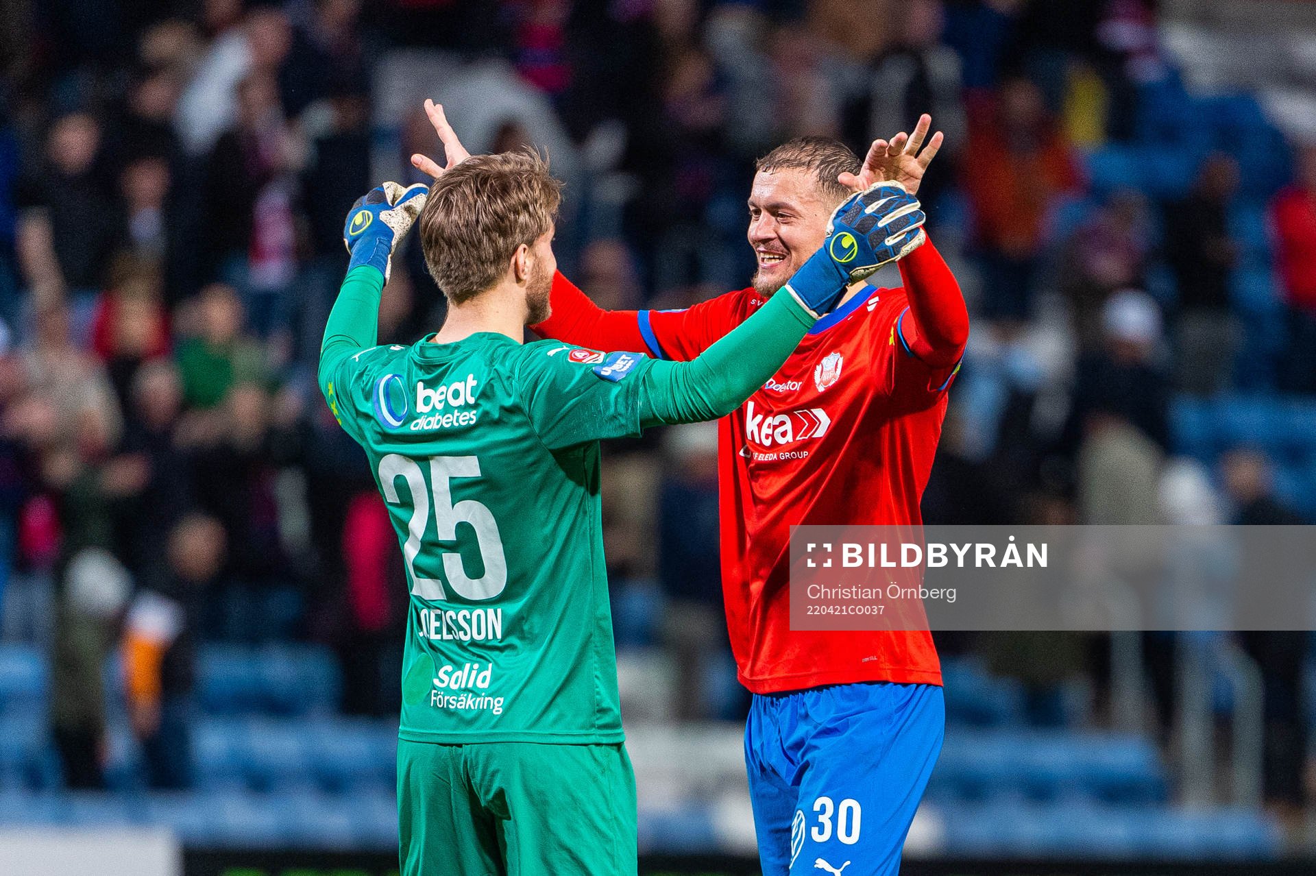 Helsingborgs målvakt Kalle Joelsson och Albert Ejupi jublar