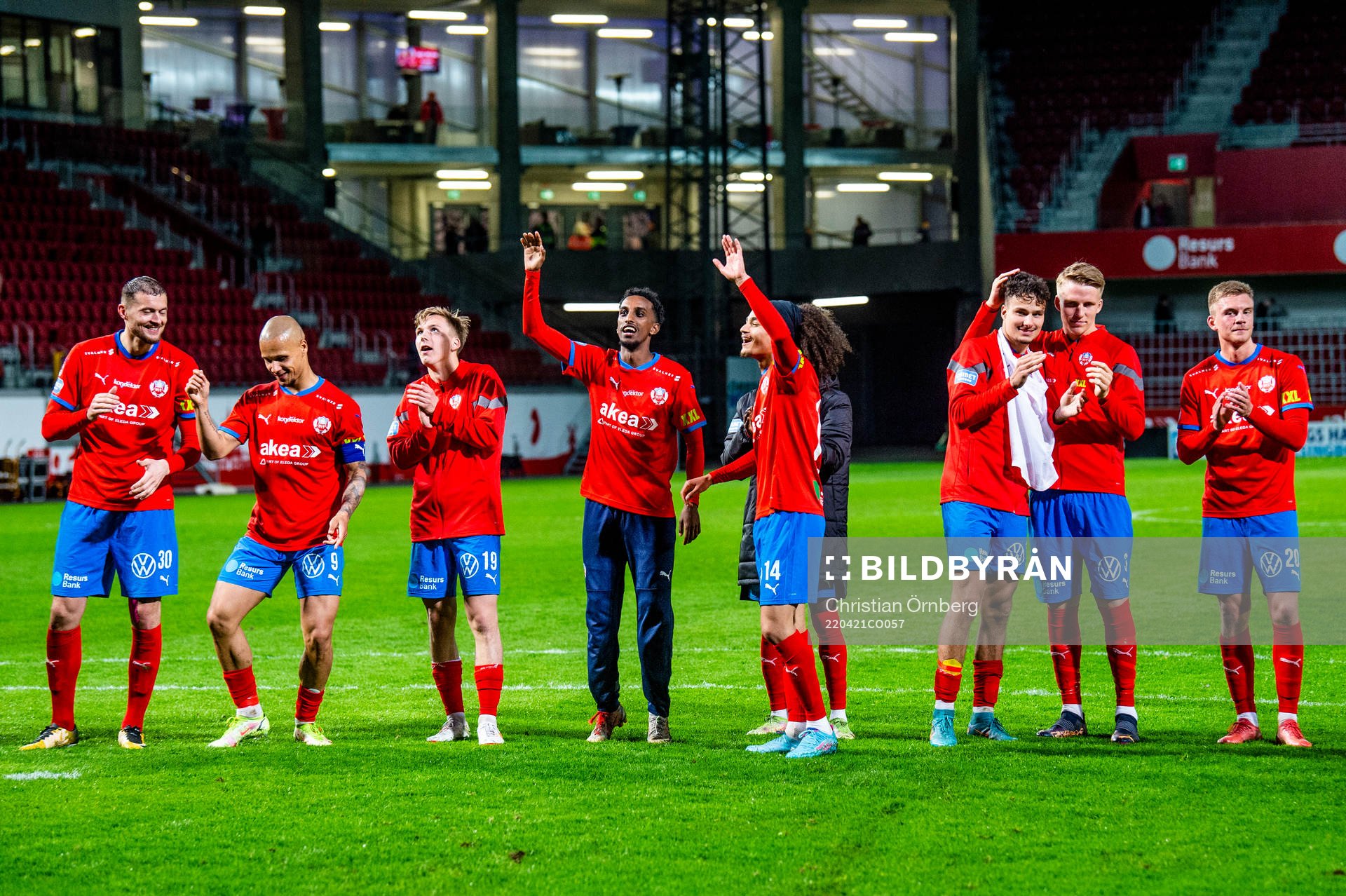 Helsingborgs Taha Ali och Adam Kaied jublar med lagkamraterna efter fotbollsmatchen i Allsvenskan mellan Helsingborg och Elfsborg den 21 april 2022 i Helsingborg.