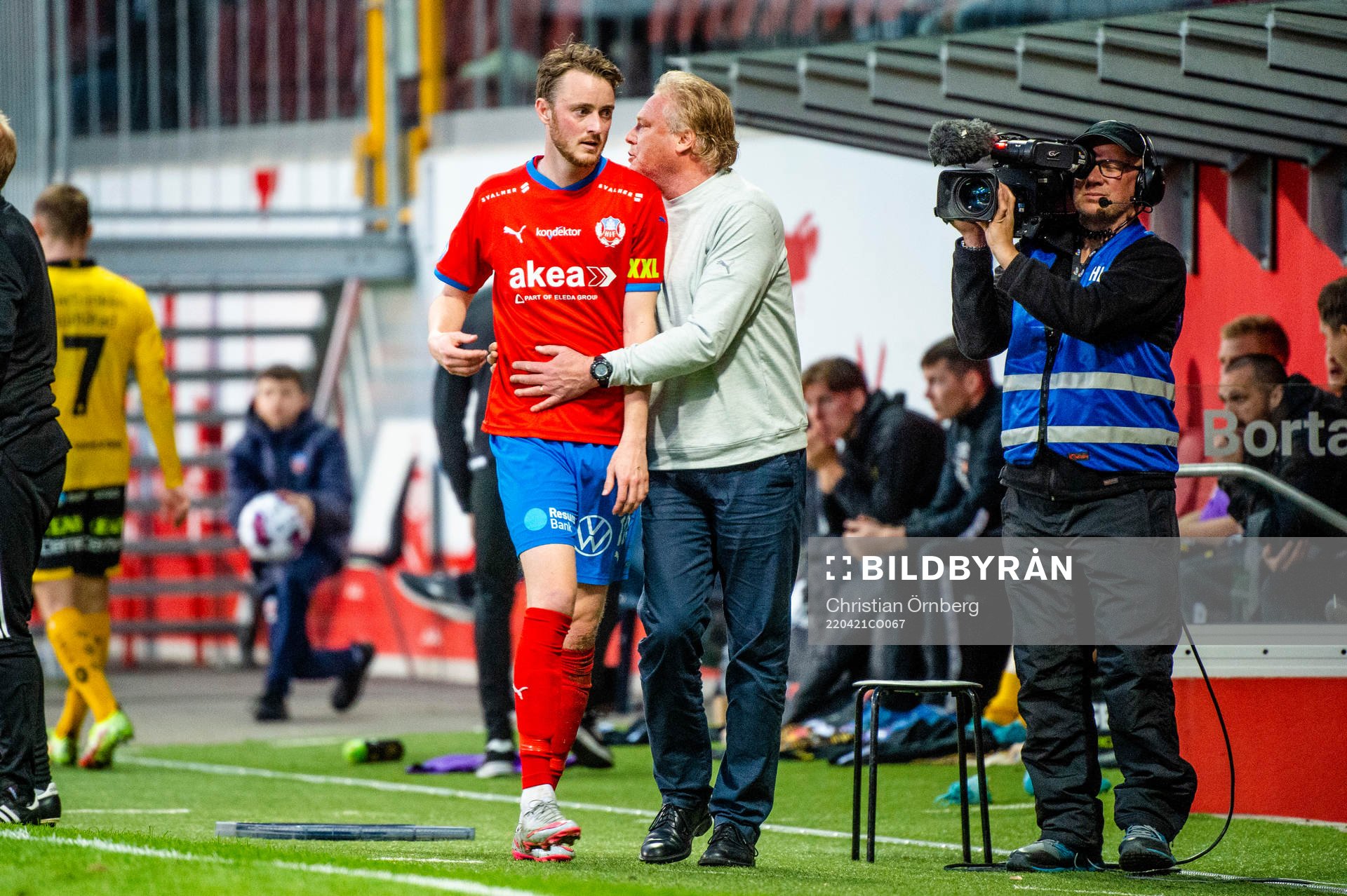 Helsingborgs Rasmus Jönsson och tränare Jörgen Lennartsson under fotbollsmatchen i Allsvenskan mellan Helsingborg och Elfsborg den 21 april 2022 i Helsingborg.