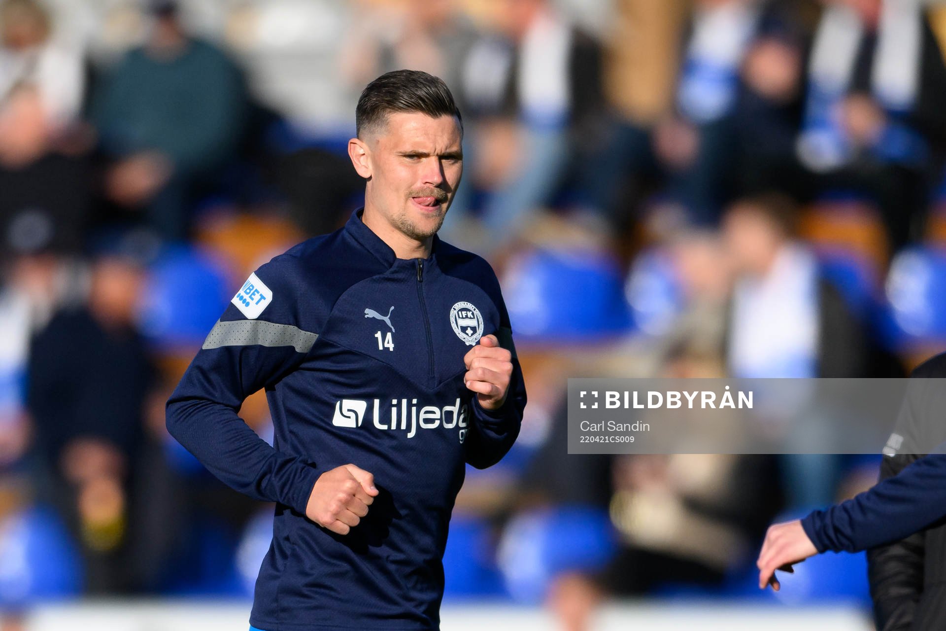 Värnamos Marcus Antonsson värmer upp innan