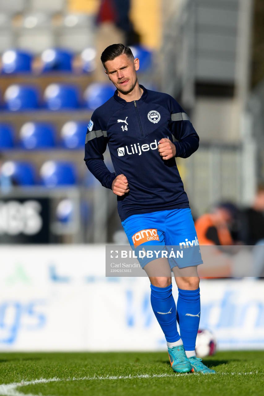 Värnamos Marcus Antonsson värmer upp innan