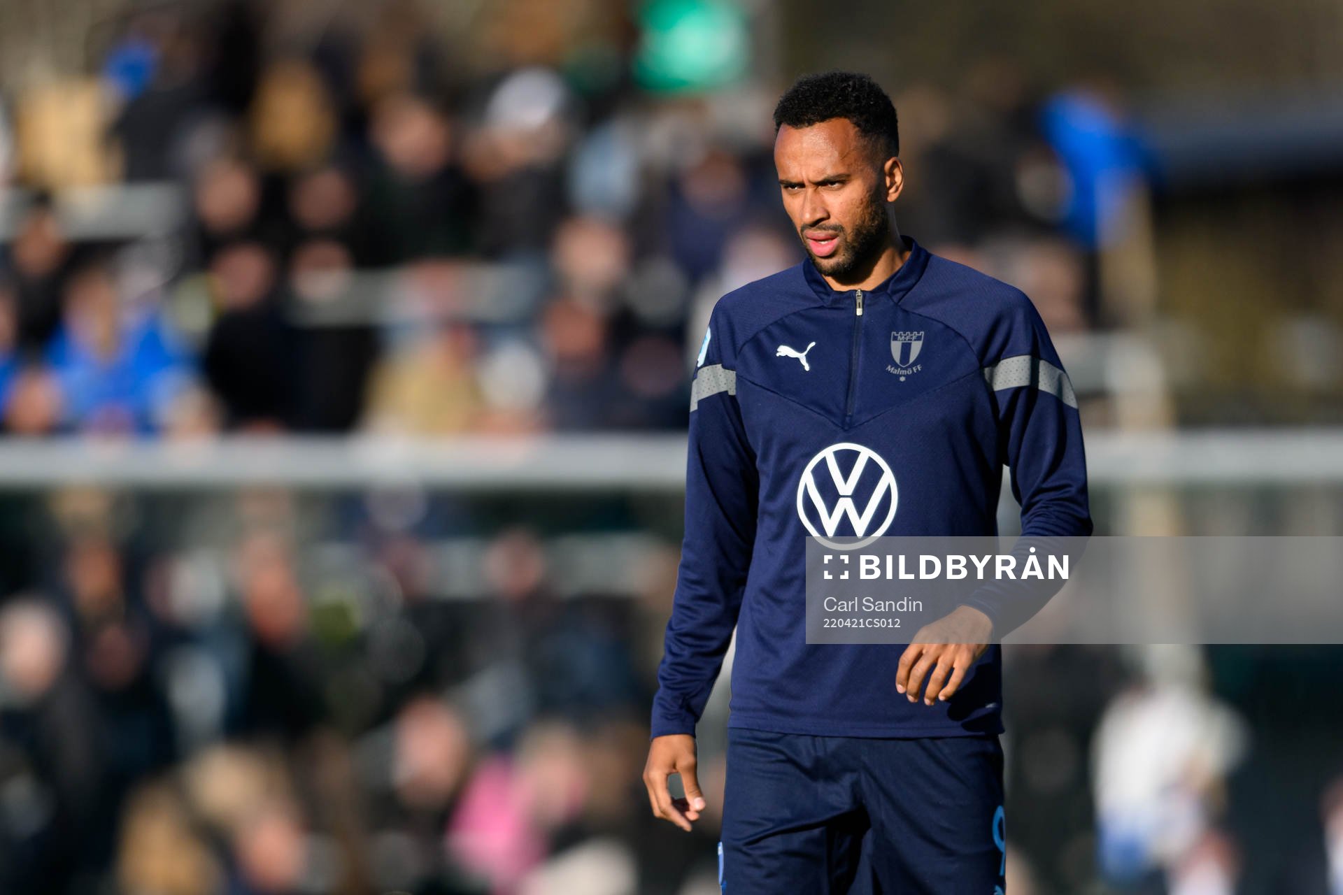 Malmö FFs Isaac Kiese Thelin värmer upp innan