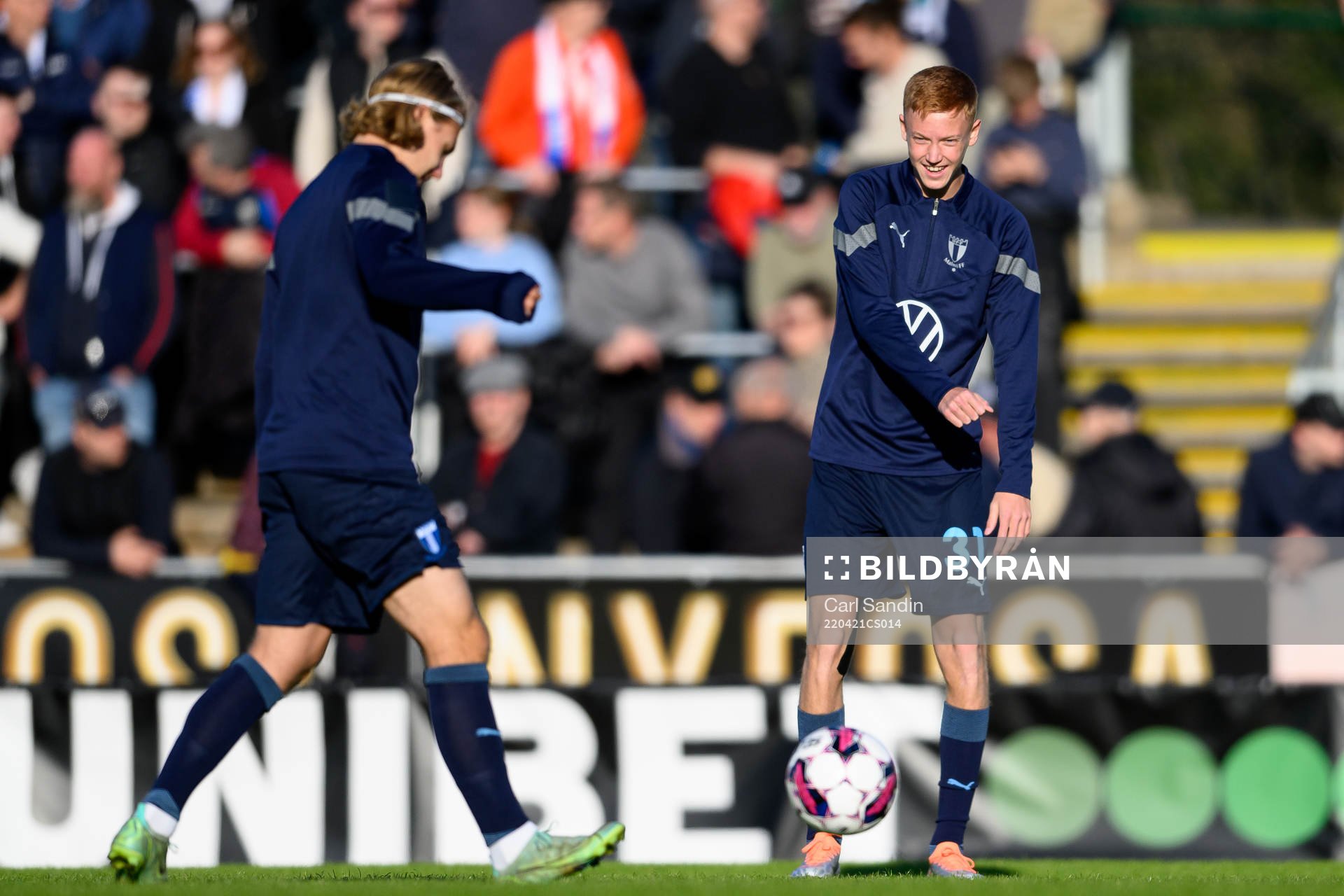 Malmö FFs Hugo Larsson värmer upp innan fotbollsmatchen i
