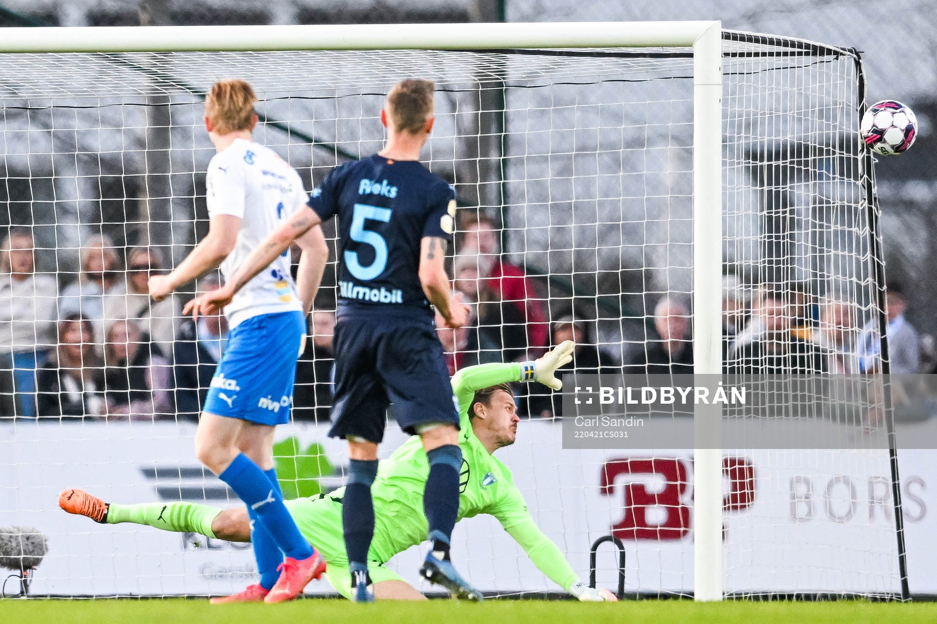 Malmö FFs målvakt Johan Dahlin ser bollen gå utanför