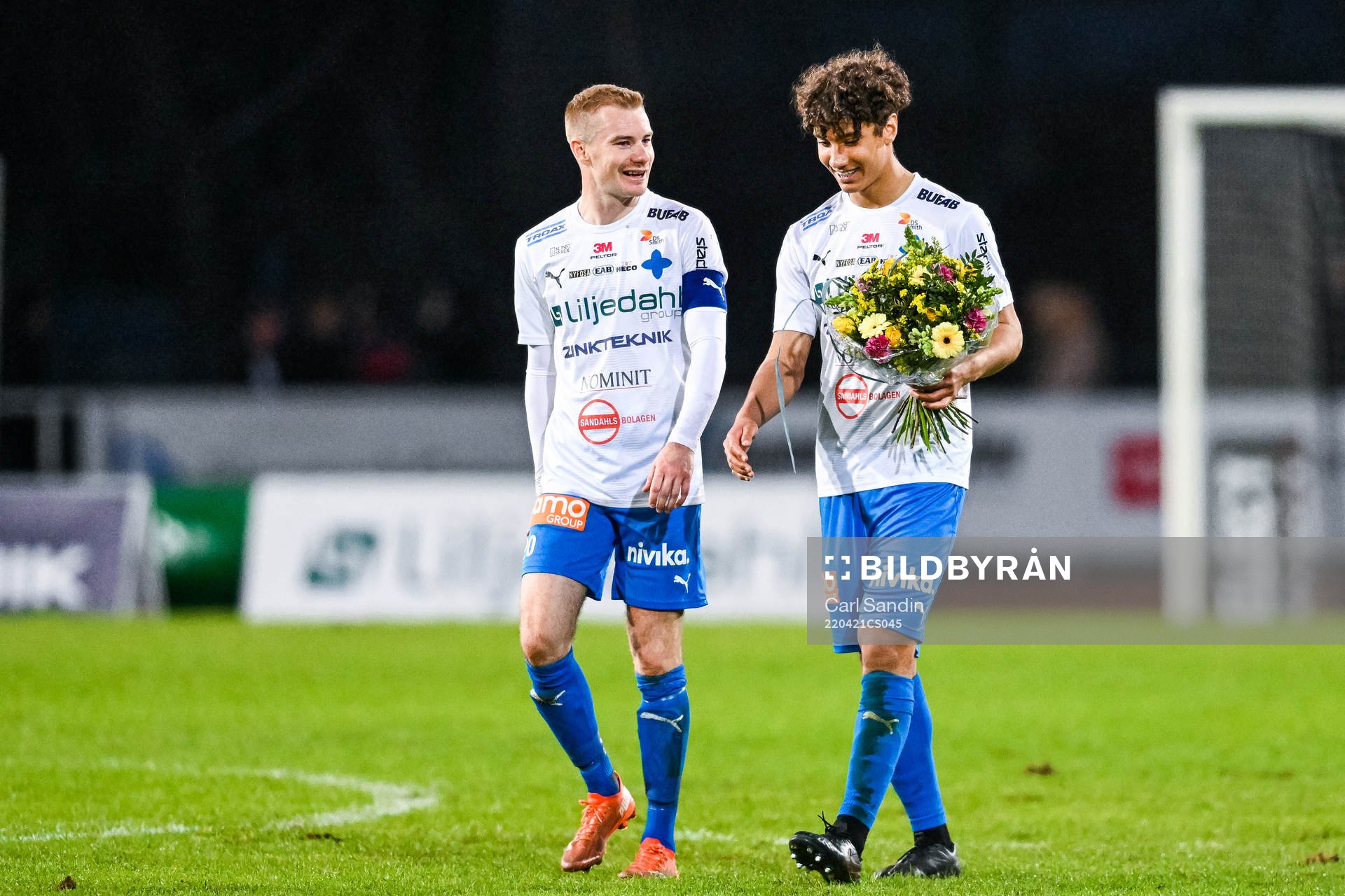 Värnamos Freddy Winsth och Robin Tihi jublar efter fotbollsmatchen i Allsvenskan mellan Värnamo och Malmö FF den 21 april 2022 i Värnamo. 