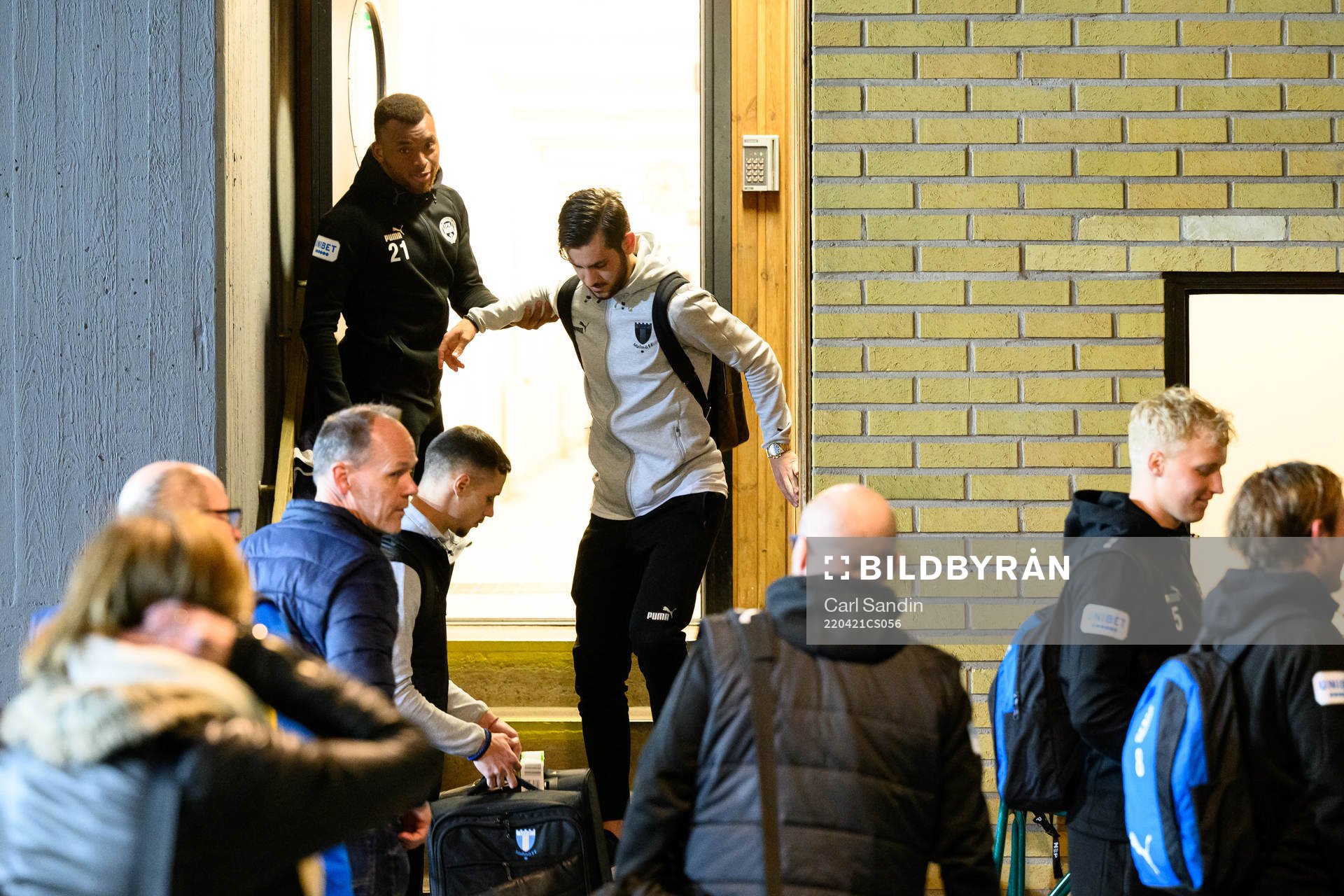 Malmö FFs Adi Nalic får hjälp att ta sig ner för en