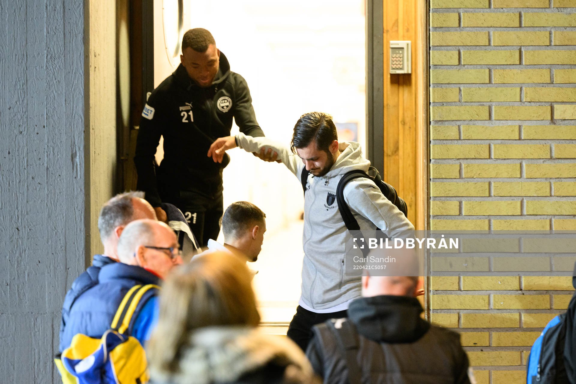 Malmö FFs Adi Nalic får hjälp att ta sig ner för en
