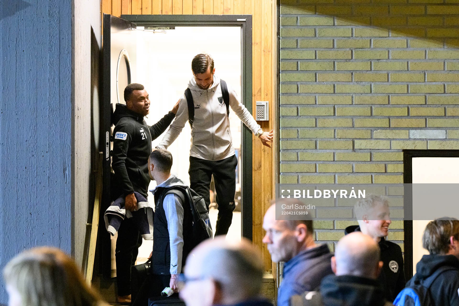Malmö FFs Adi Nalic får hjälp att ta sig ner för en