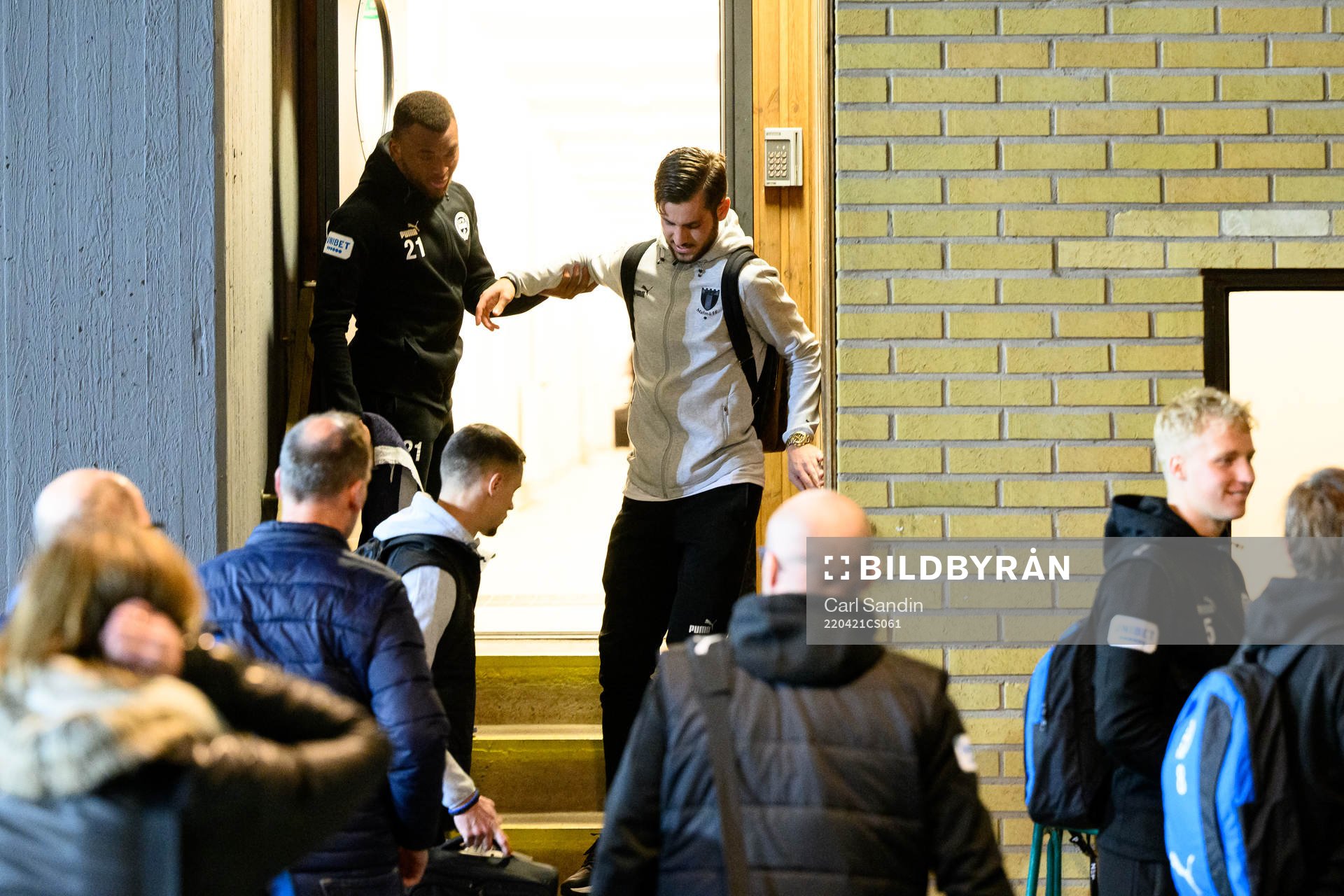 Malmö FFs Adi Nalic får hjälp att ta sig ner för en