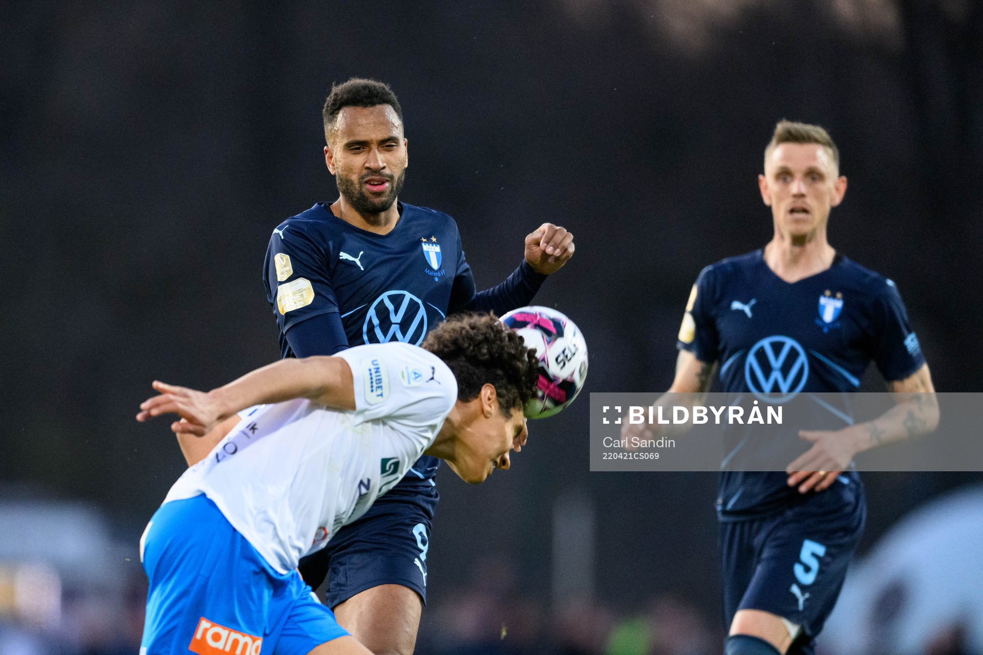 Värnamos Robin Tihi och Malmö FFs Isaac Kiese Thelin