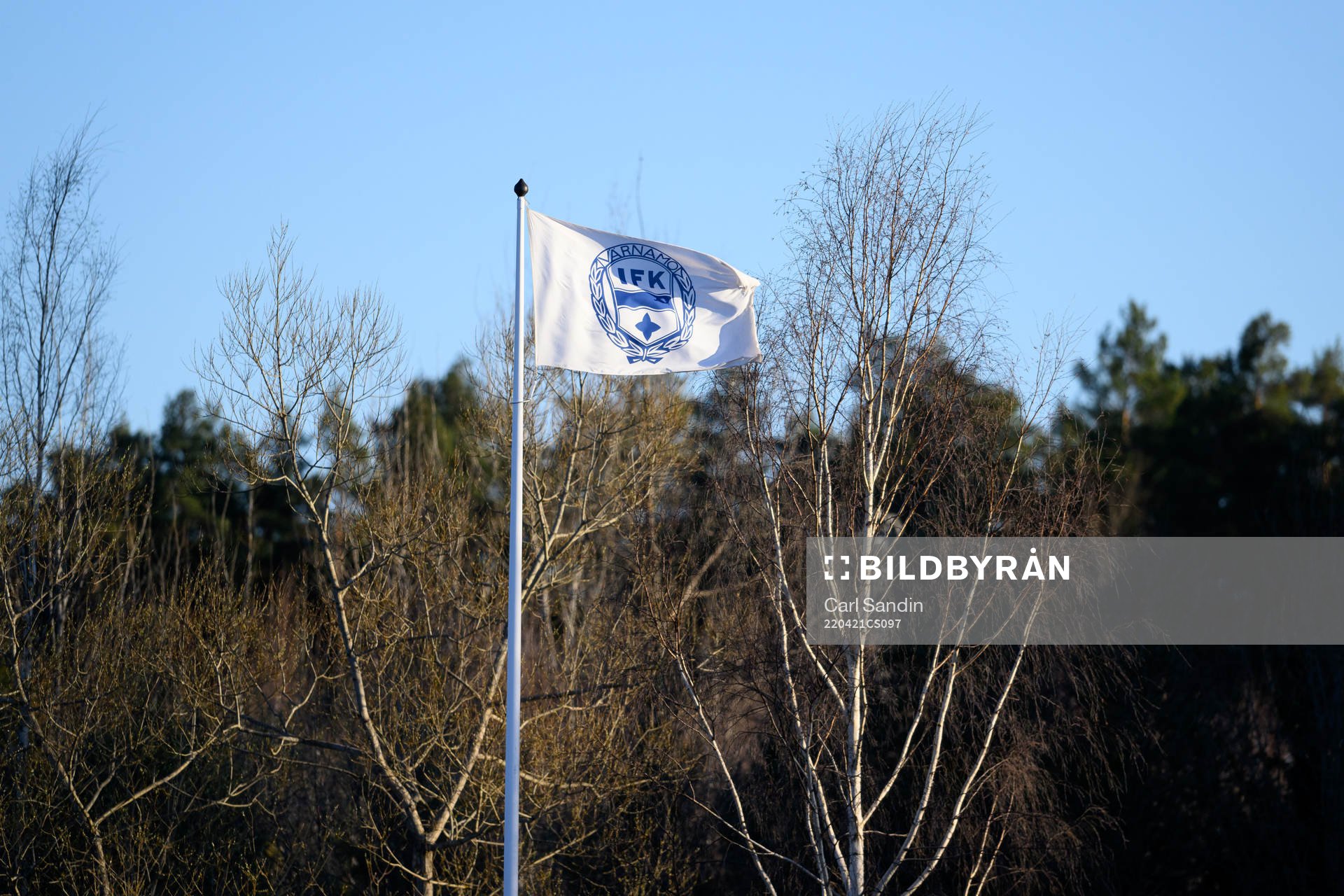 En flagga med Värnamos klubbmärke under fotbollsmatchen i Allsvenskan mellan Värnamo och Malmö FF den 21 april 2022 i Värnamo. 