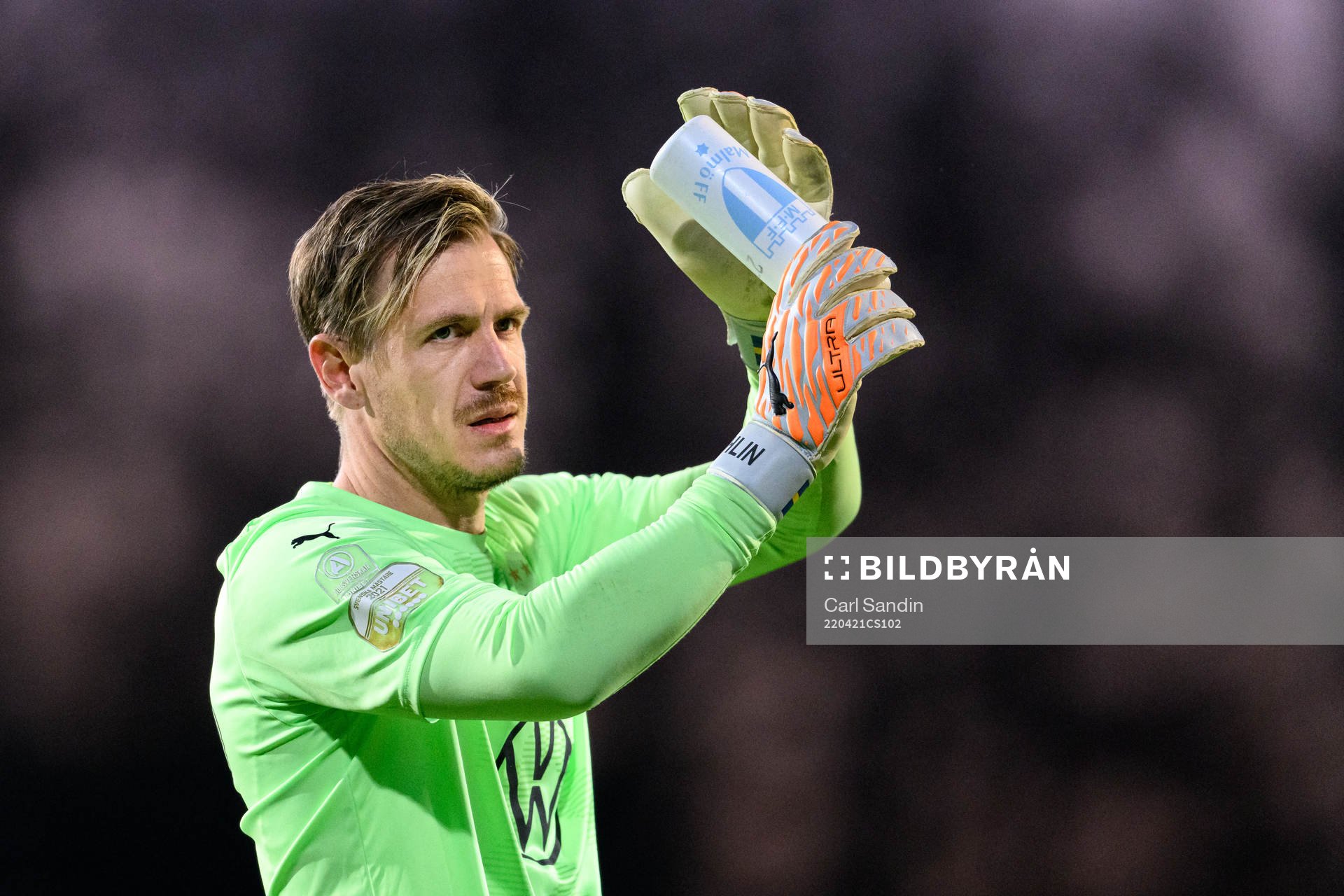 Malmö FFs målvakt Johan Dahlin tackar publiken