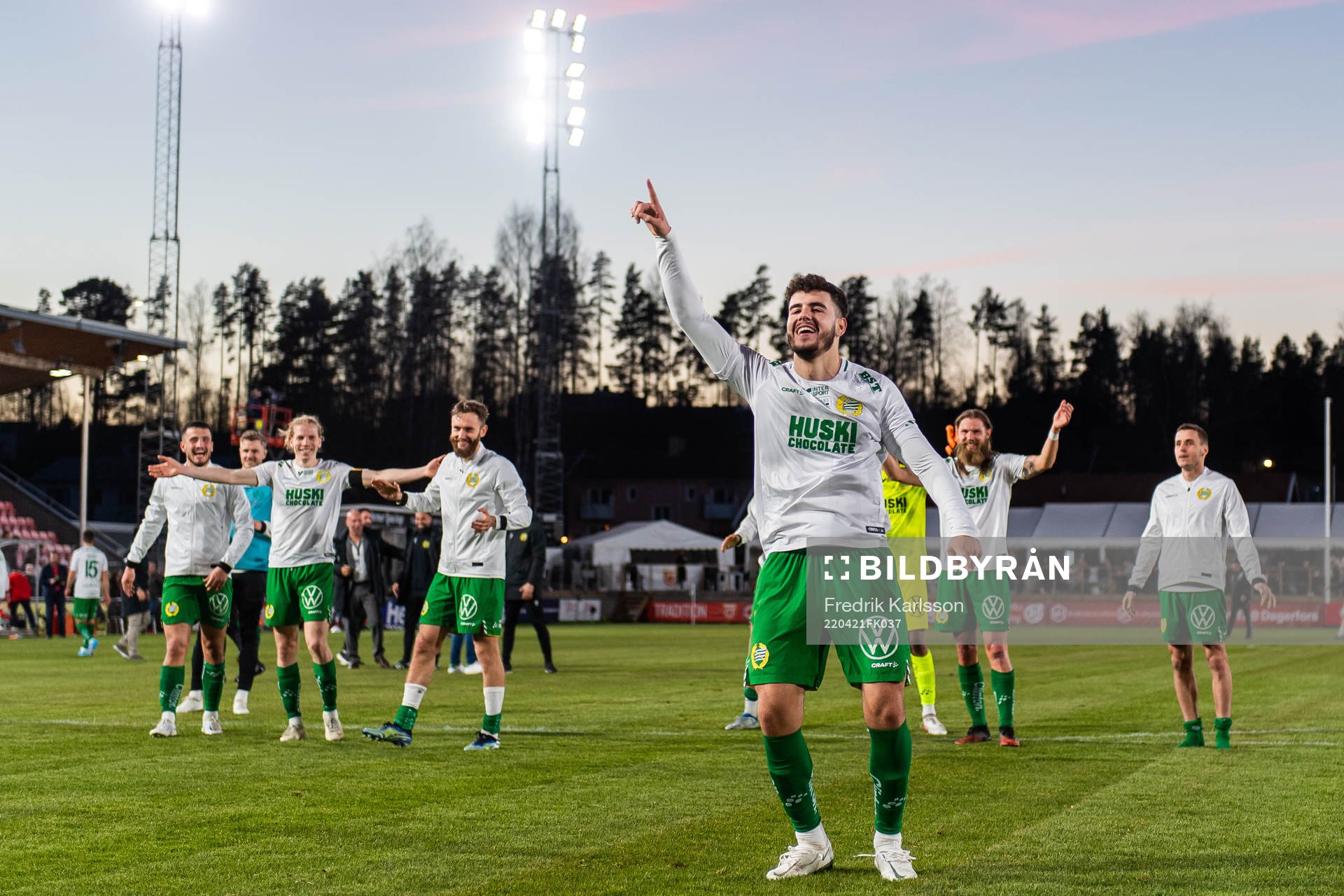 Hammarbys Edvin Kurtulus jublar efter fotbollsmatchen i Allsvenskan mellan Degerfors och Hammarby den 21 april 2022 i Degerfors. 