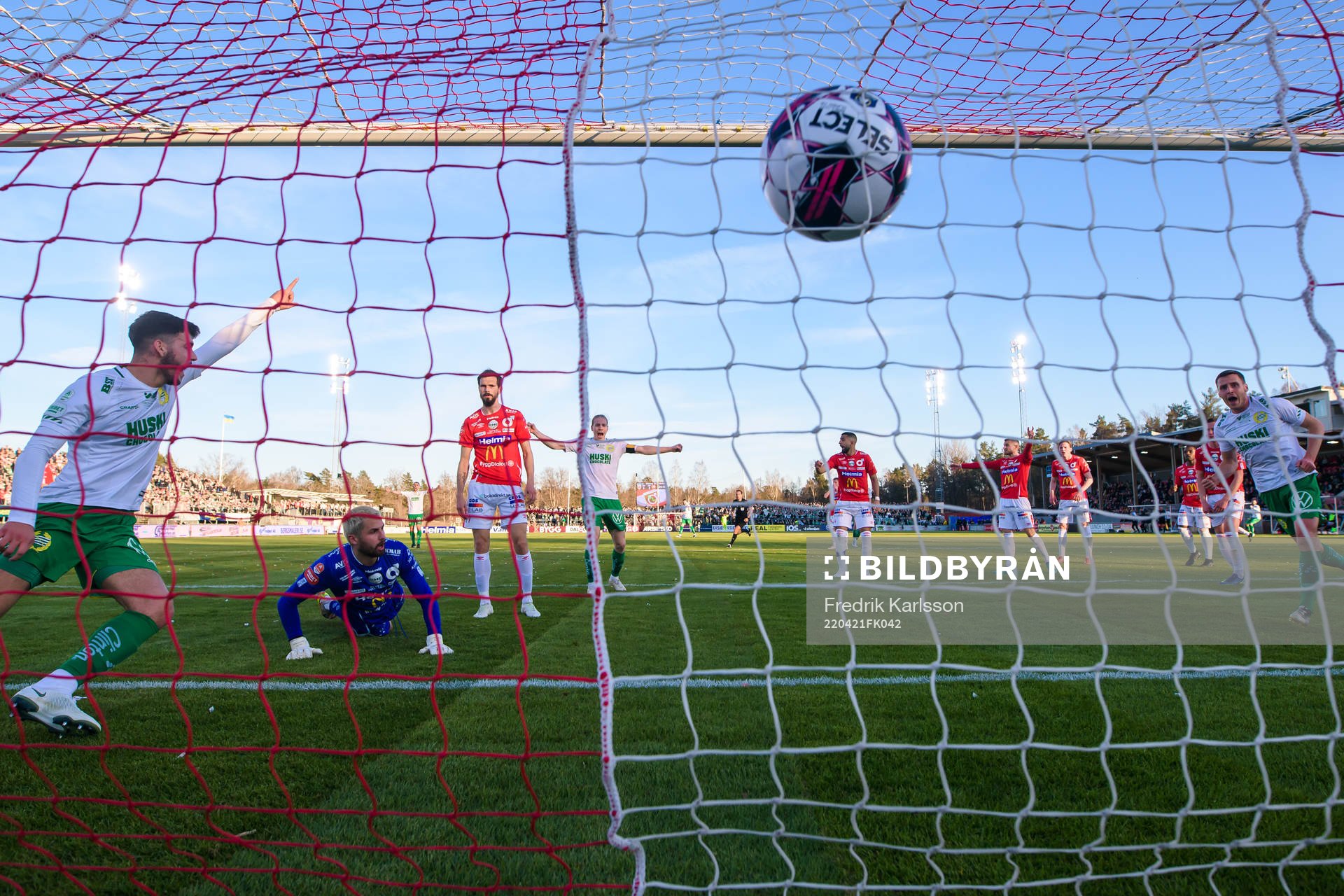 Hammarbys Edvin Kurtulus jublar och skjuter 0-1 bakom