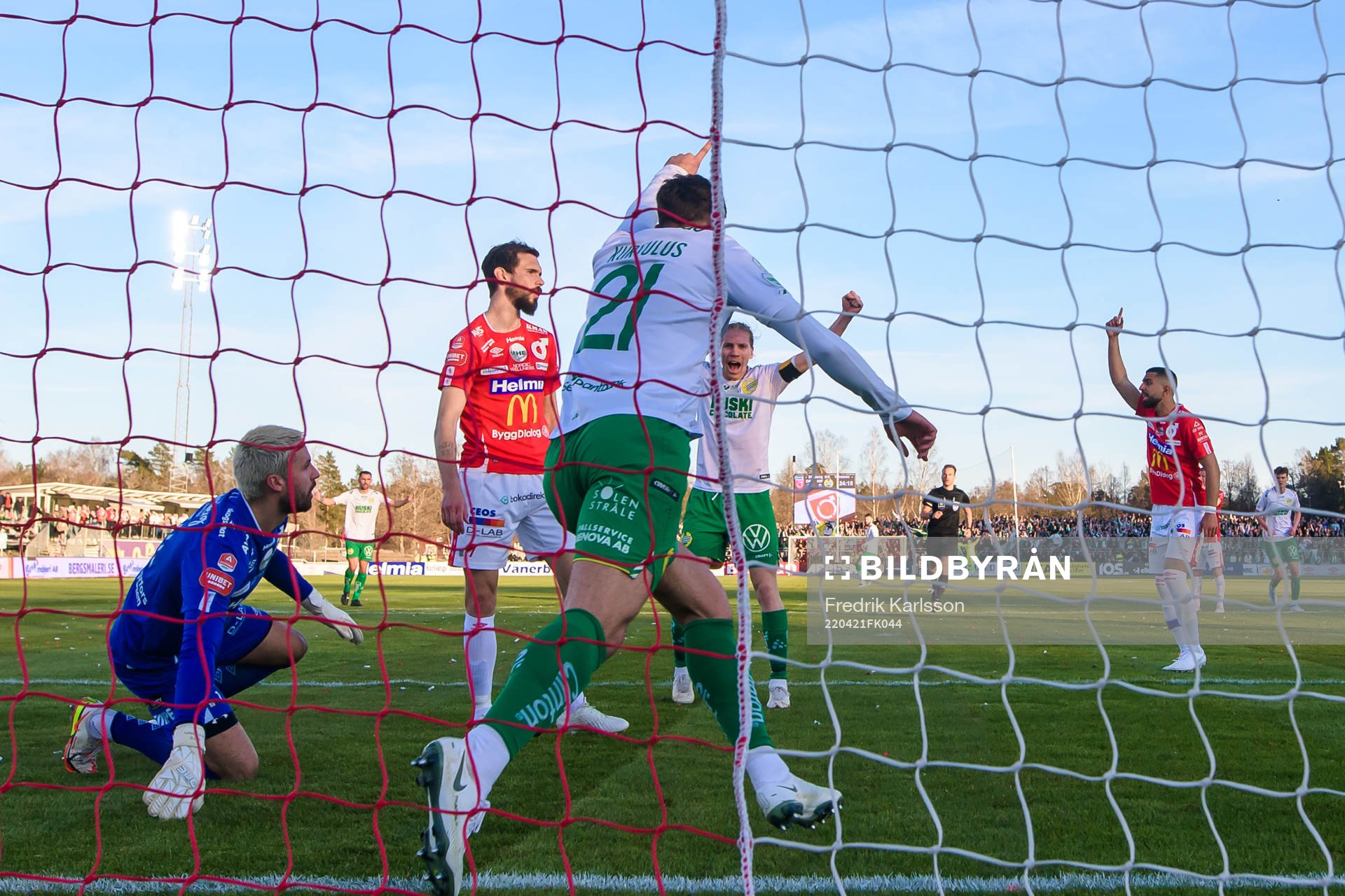 Hammarbys Edvin Kurtulus jublar och skjuter 0-1 bakom