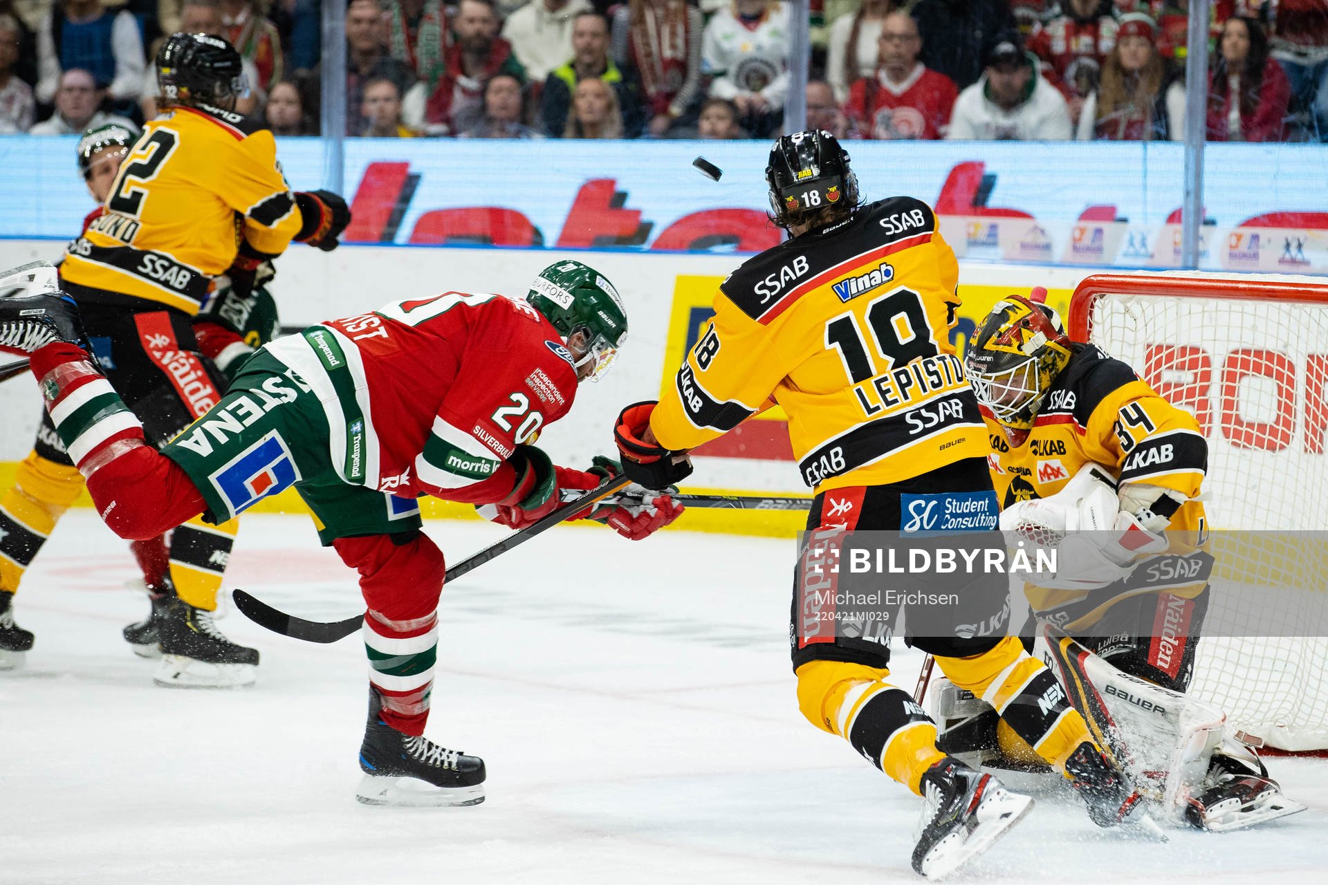 Frölundas Joel Lundqvist oroar framför Luleås målvakt
