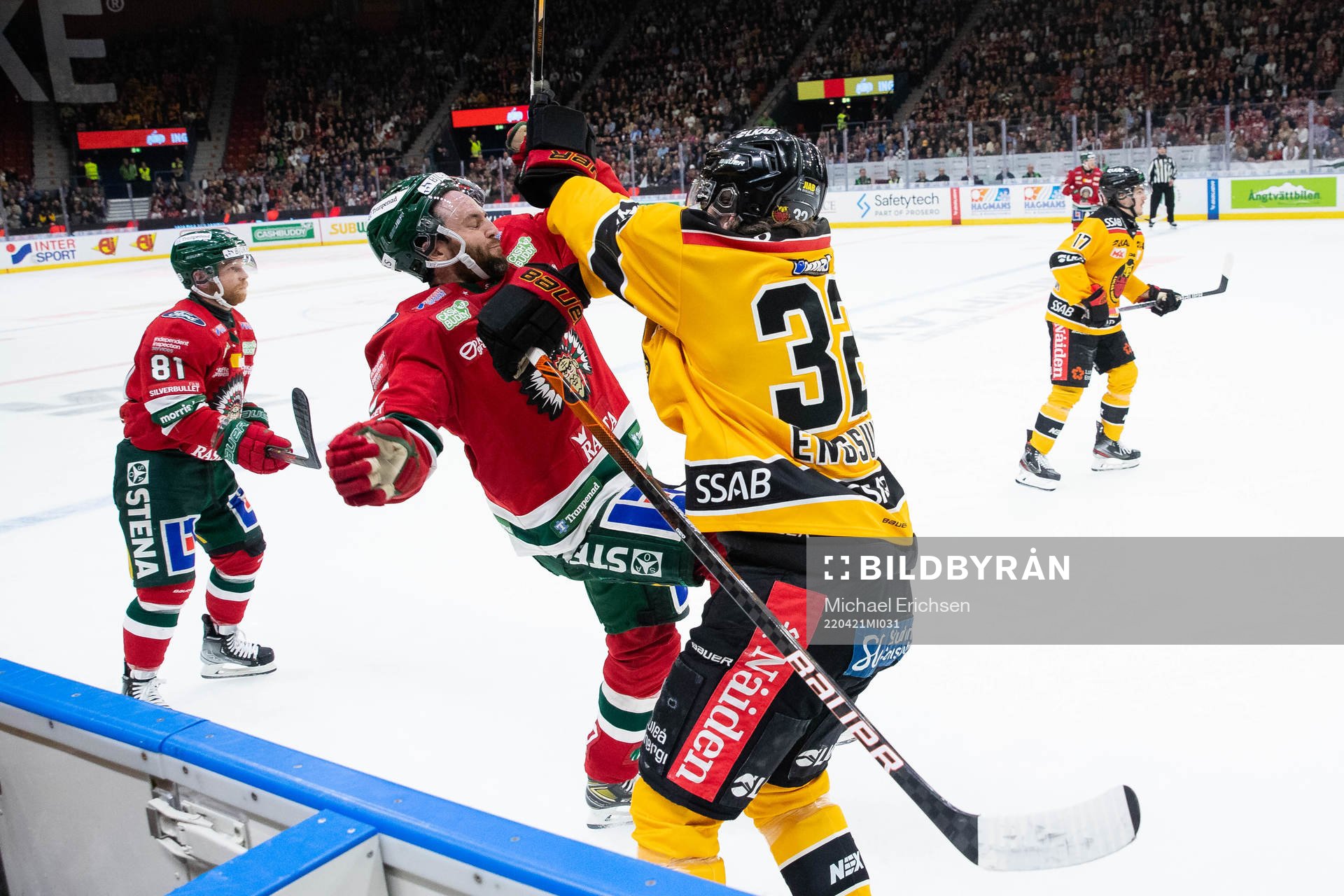 Luleås Oscar Engsund tacklar Frölundas Stefan Elliot