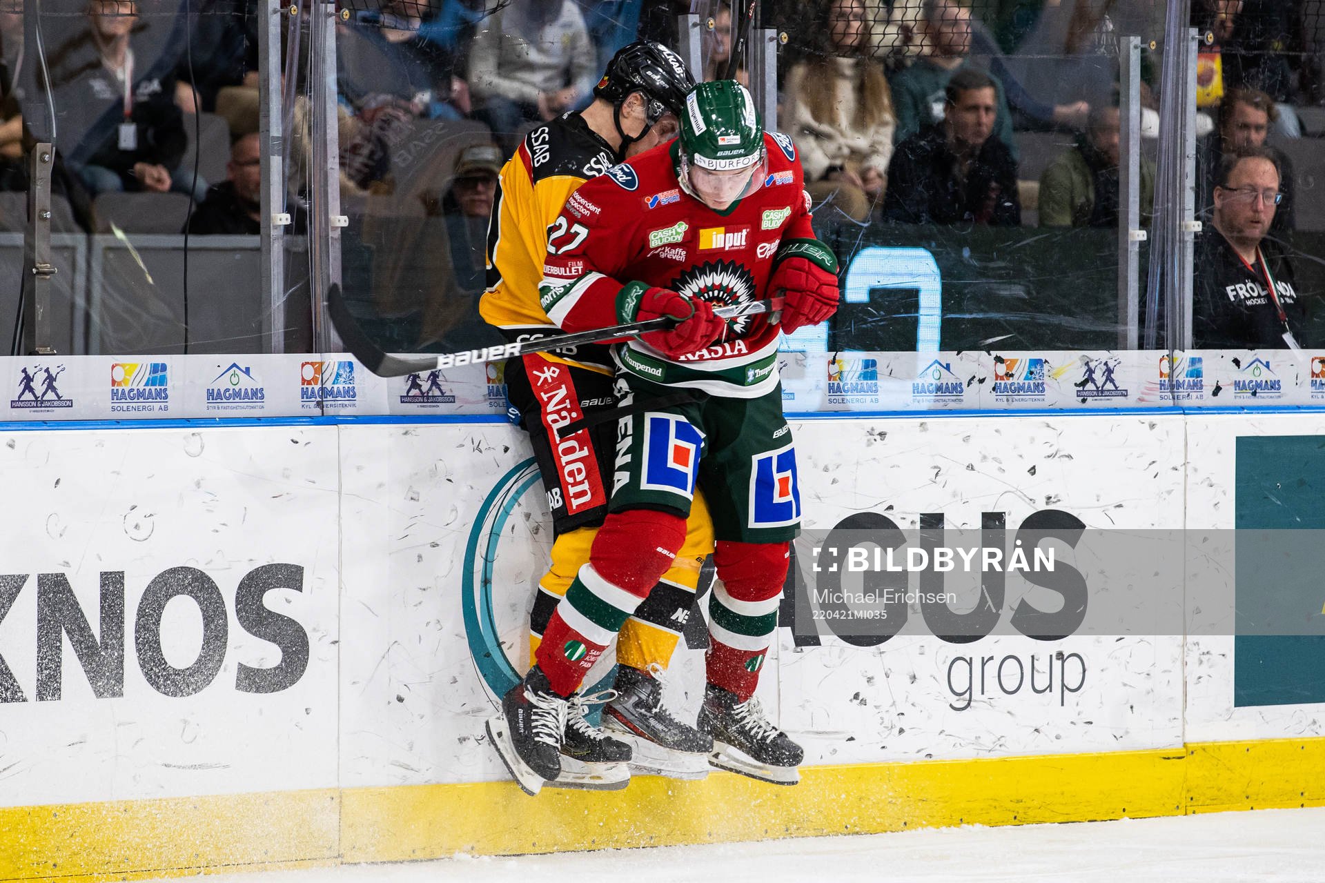 Luleås Julius Honka tacklas av Frölundas Teodor Niederbach