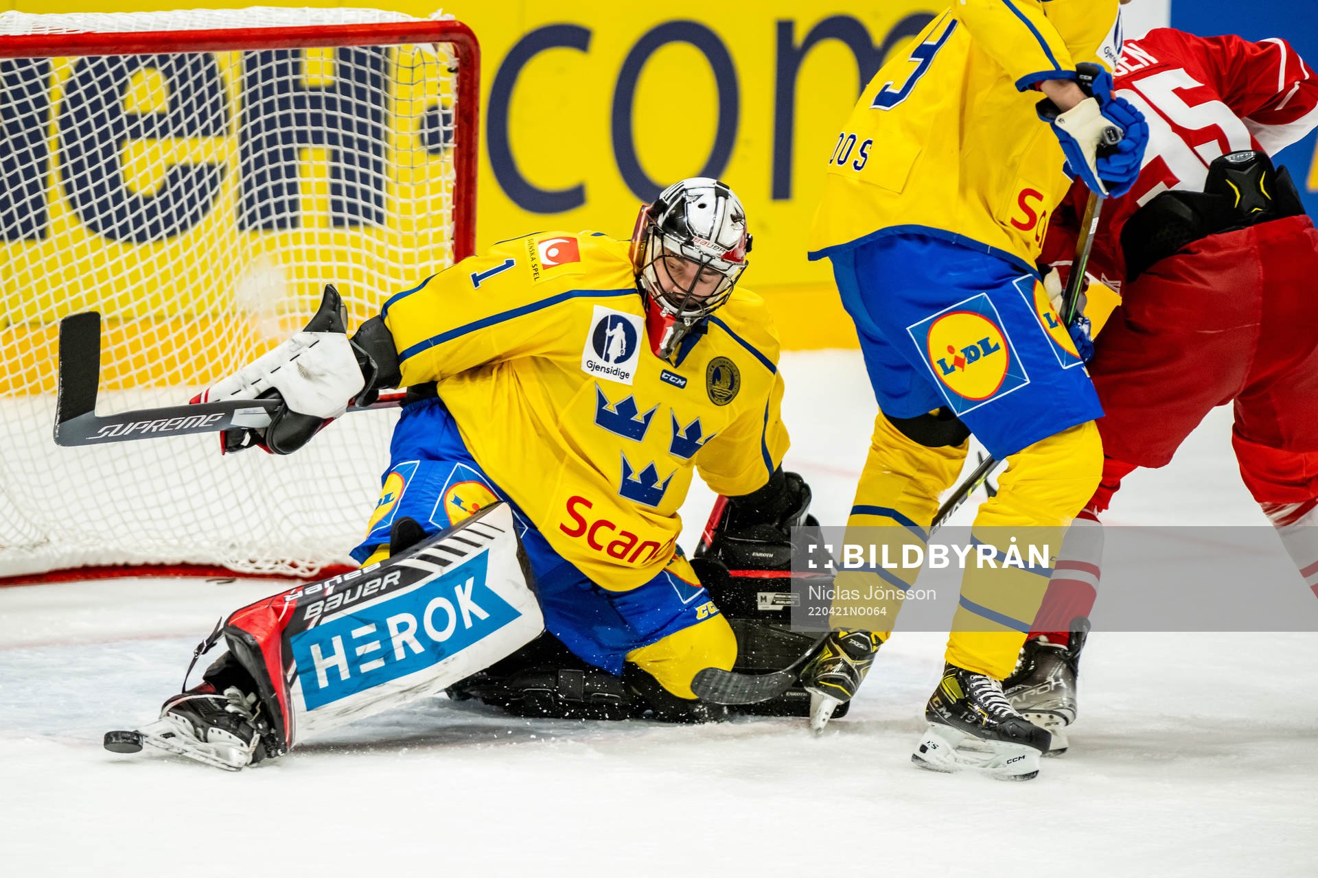 goalkeeper Jhonas Enroth of Sweden