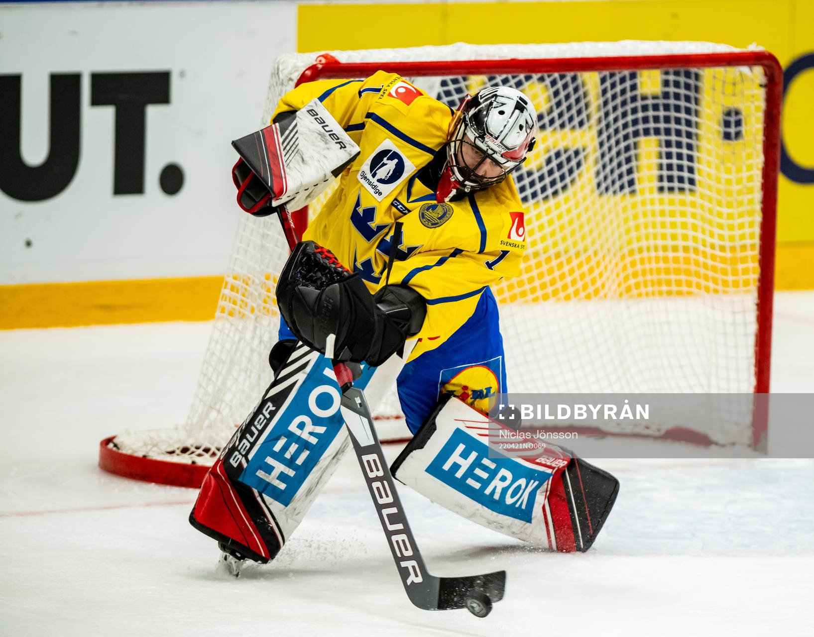 goalkeeper Jhonas Enroth of Sweden