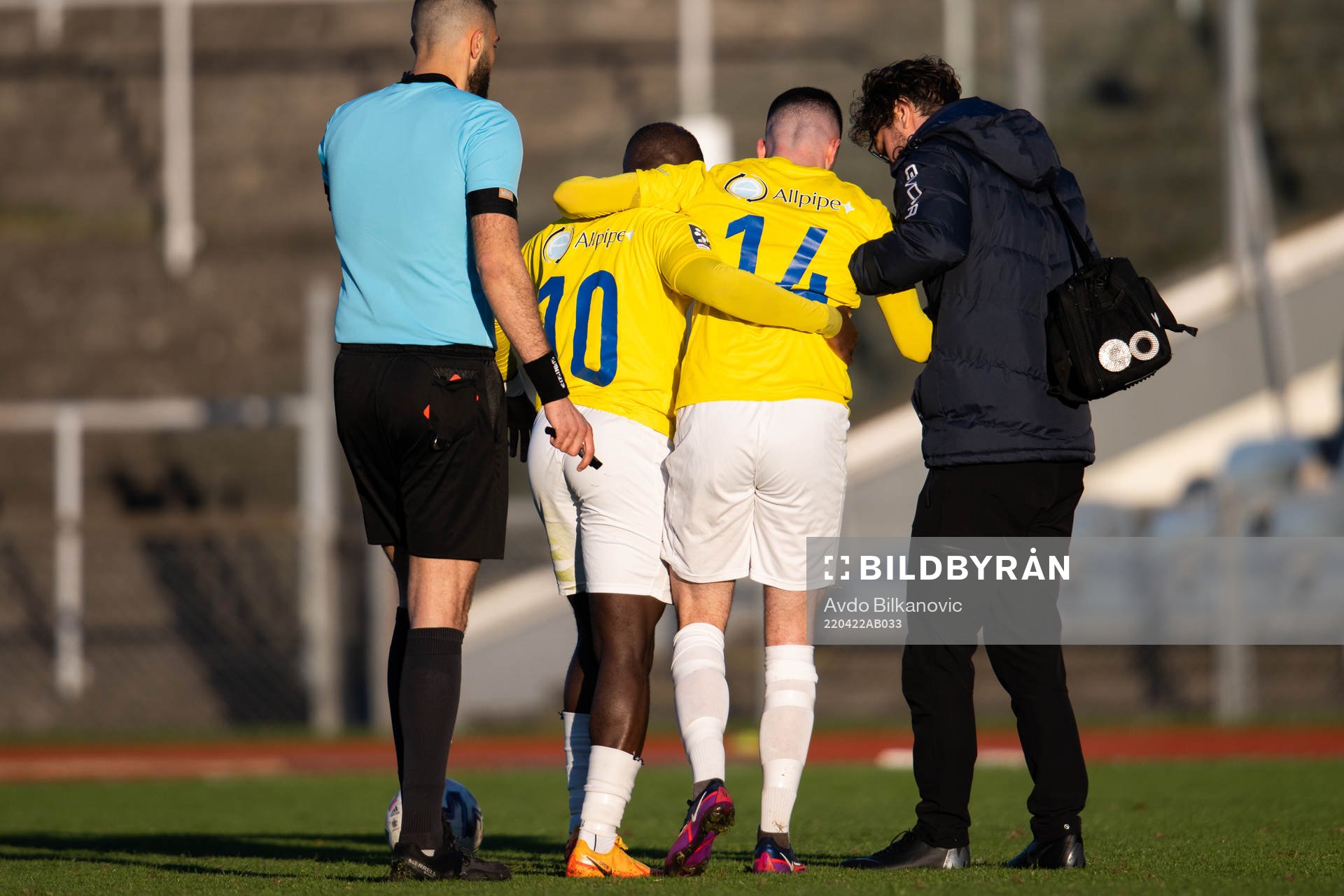IFK Malmös Granit Stagova får hjälp av Kofi Yeboah Addae