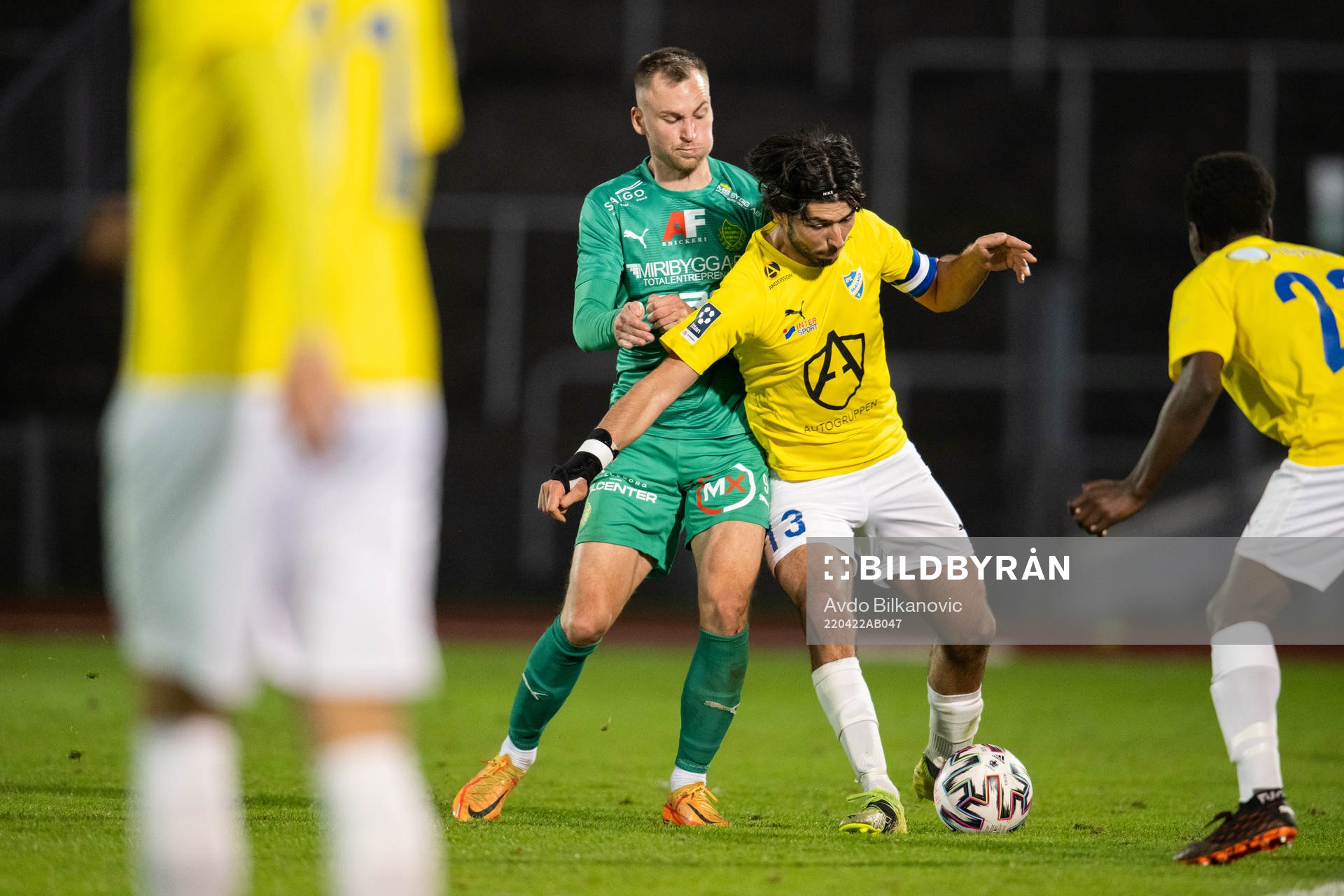 IFK Malmös Geronimo Balint och Olympics Filip Bohman under fotbollsmatchen i Ettan södra mellan IFK Malmö och BK Olympic den 22 april 2022 i Malmö.