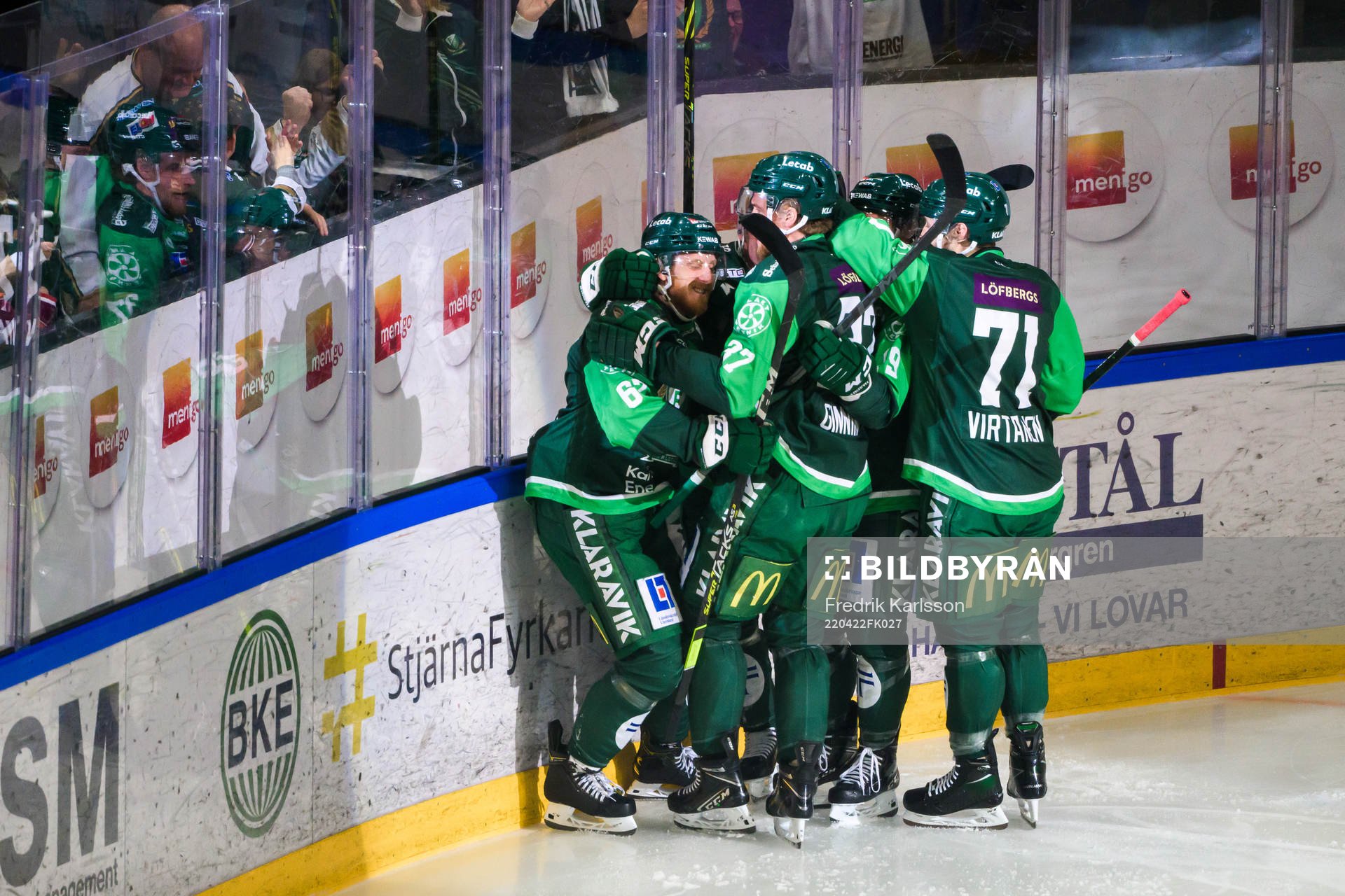 Färjestads Pontus Widerström jublar med lagkamrater