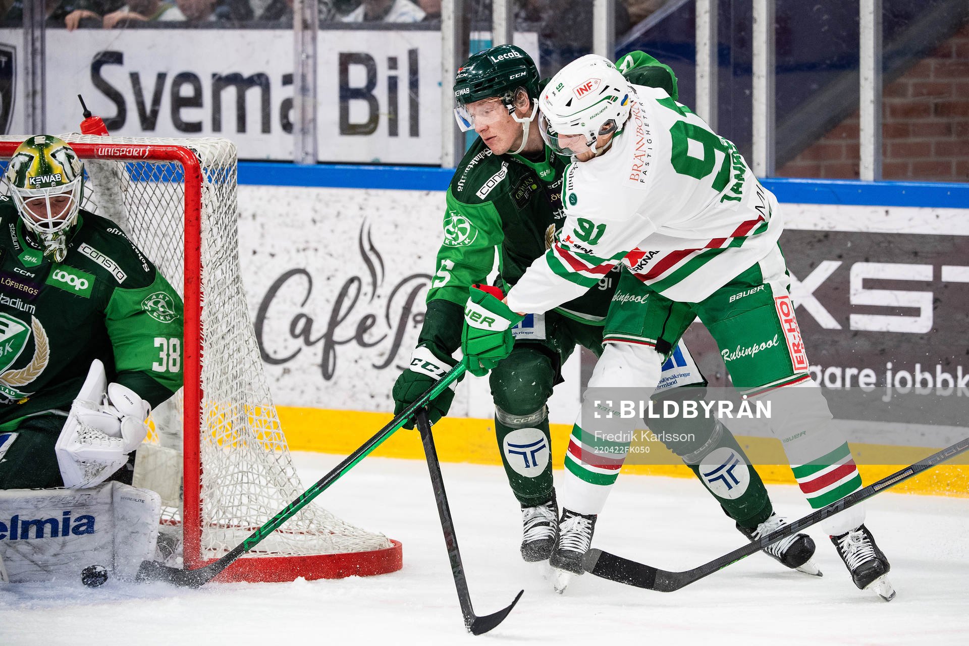 Färjestads målvakt Dominik Furch och Gustav Rydahl mot