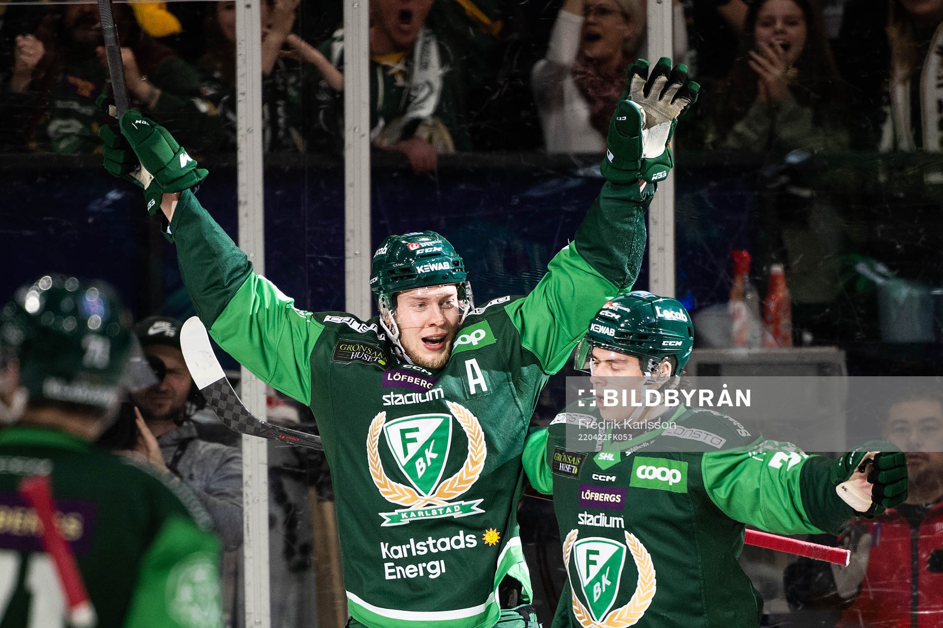Färjestads Victor Ejdsell och Albert Johansson jublar