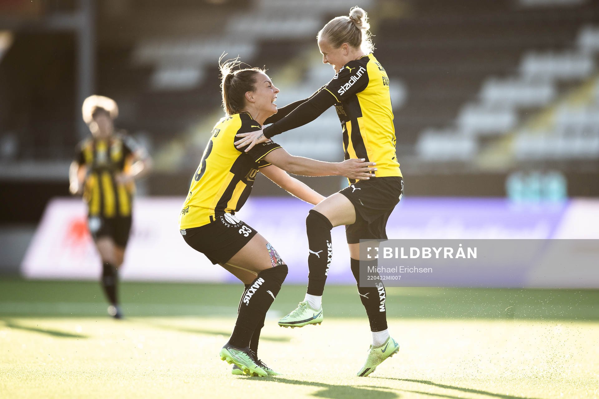 Häckens Filippa Curmark och Johanna Ryttning Kaneryd jublar
