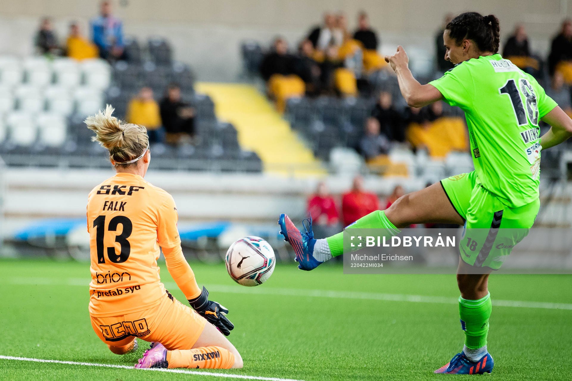 Häckens målvakt Jennifer Falk räddar ett skott från
