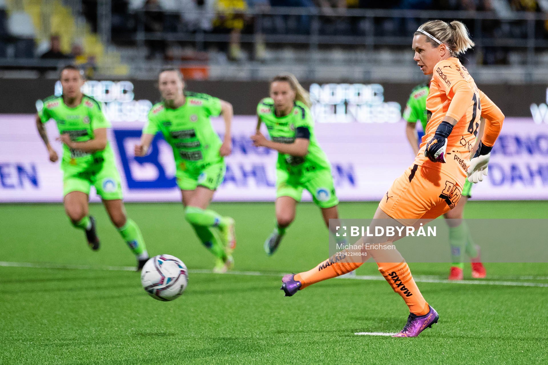 Häckens målvakt Jennifer Falk skjuter en straff som