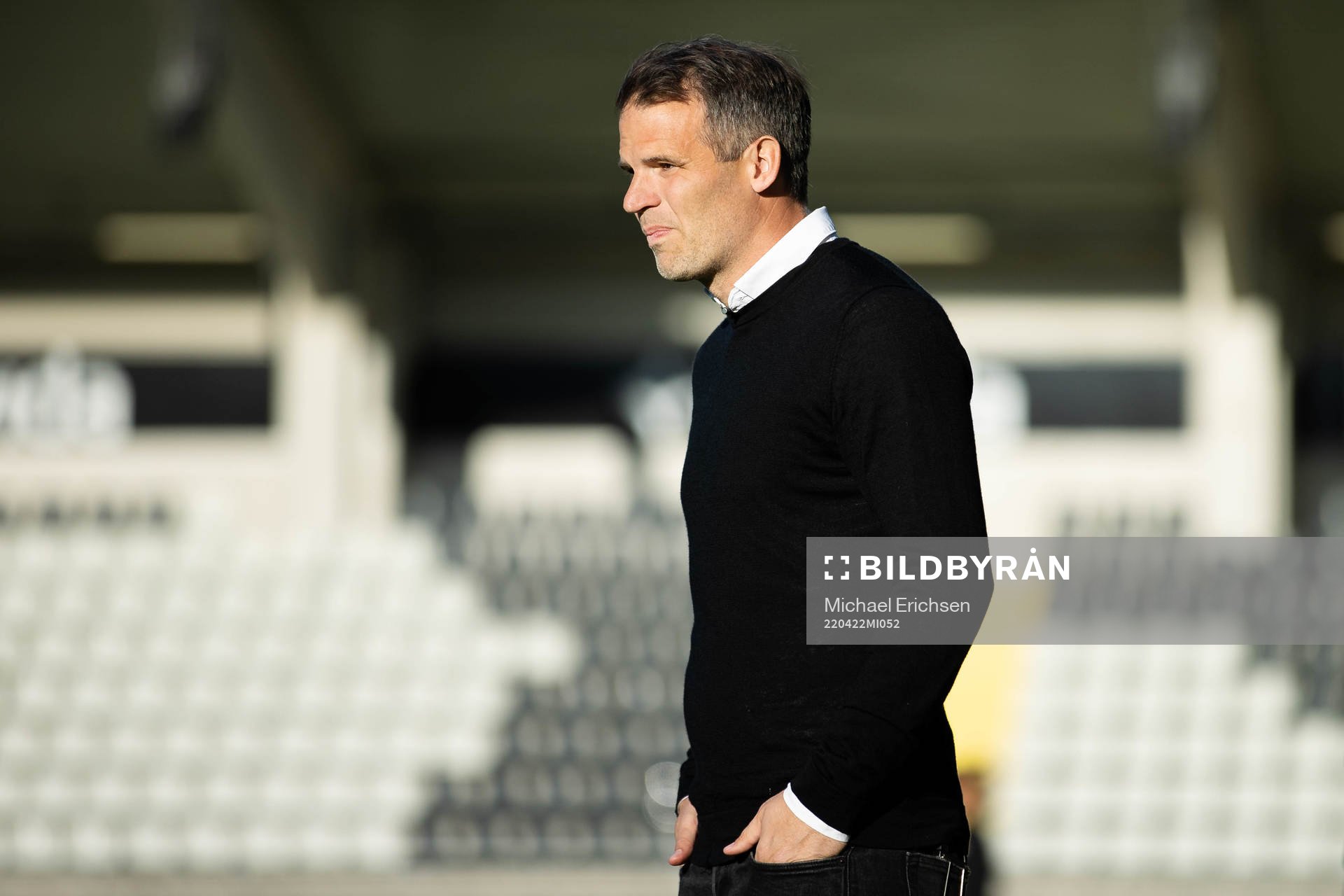 Häckens tränare Robert Vilahamn innan  fotbollsmatchen i