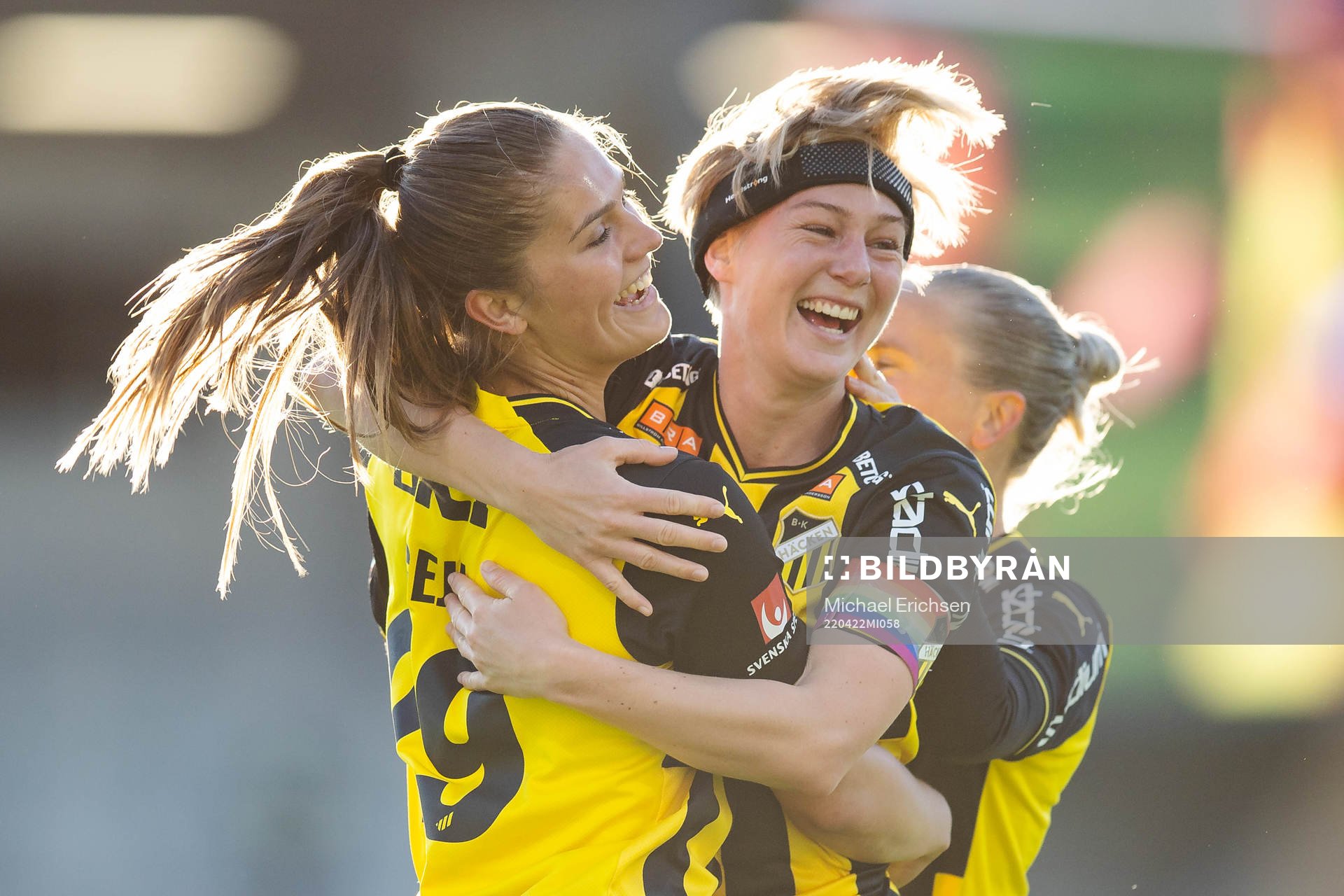 Häckens Luna Nørgaard Gevitz jublar efter 1-0 ihop med Mille Gejl Jensen under fotbollsmatchen i Damallsvenskan mellan Häcken och Kristianstad den 22 april 2022 i Göteborg.