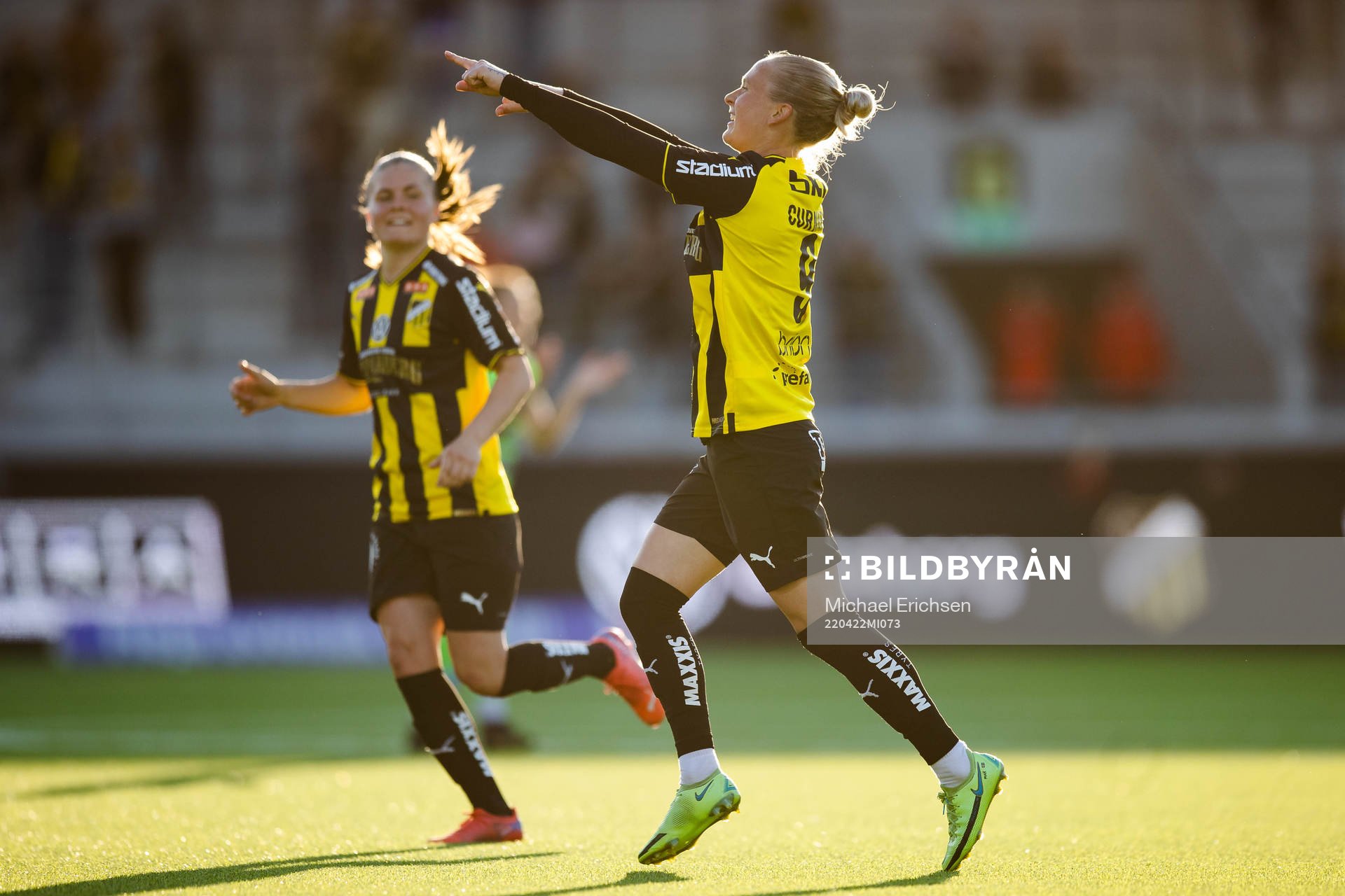 Häckens Filippa Curmark jublar