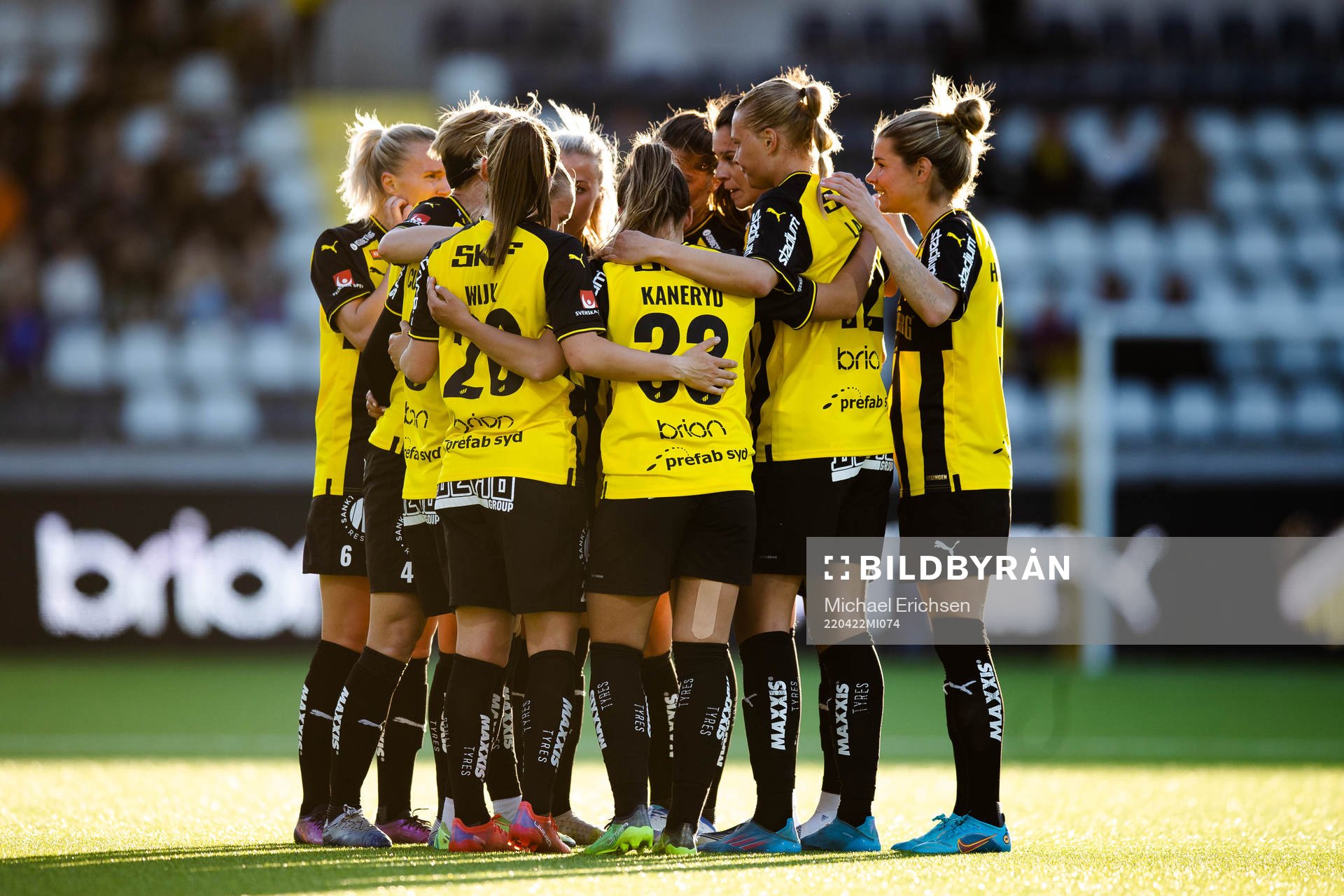 Häckens Filippa Curmark jublar med lagkamrater