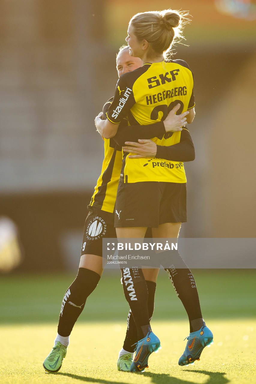 Häckens Andrine Stolsmo Hegerberg jublar med Filippa Curmark efter 3-0 under fotbollsmatchen i Damallsvenskan mellan Häcken och Kristianstad den 22 april 2022 i Göteborg.