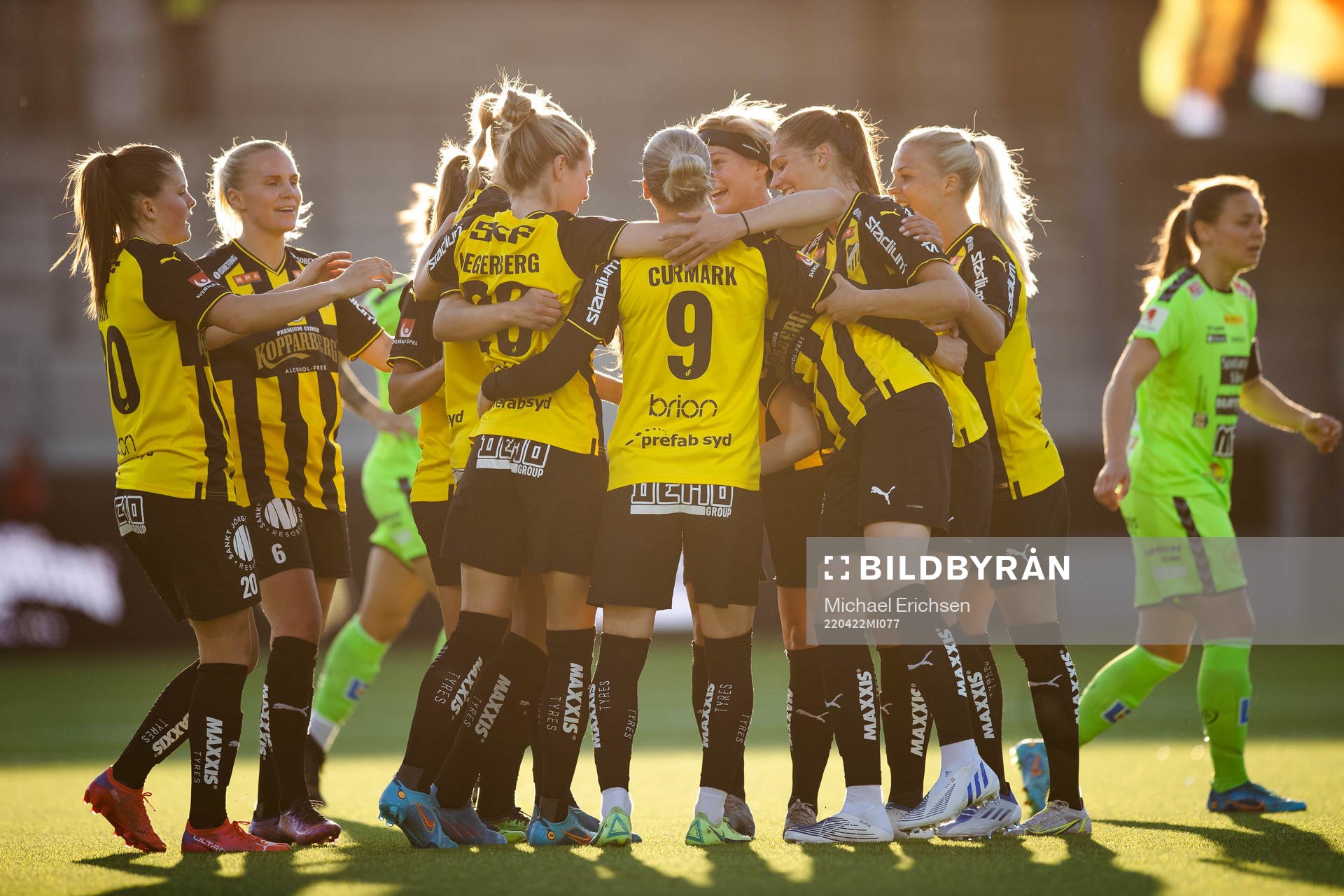 Häckens Andrine Stolsmo Hegerberg jublar med lagkamrater efter 3-0 under fotbollsmatchen i Damallsvenskan mellan Häcken och Kristianstad den 22 april 2022 i Göteborg.