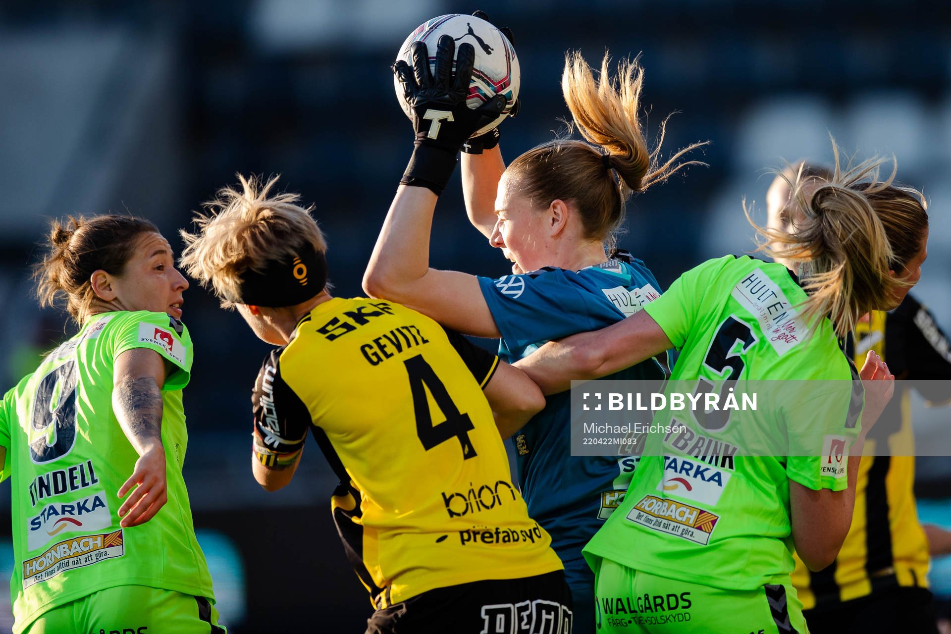 Kristianstads målvakt Melina Loeck i kamp om bollen med