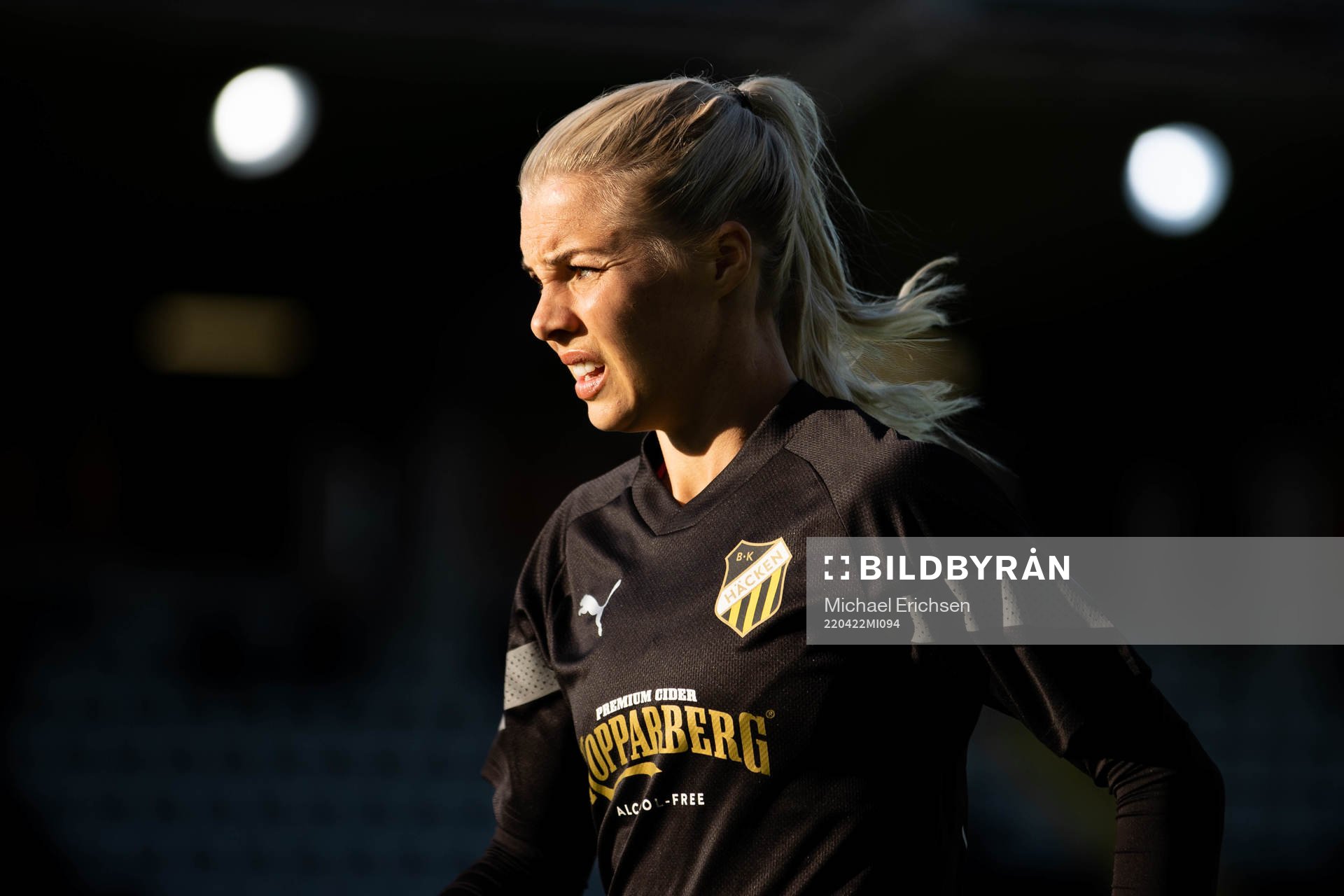 Häckens Lotta Öqvist innan fotbollsmatchen i