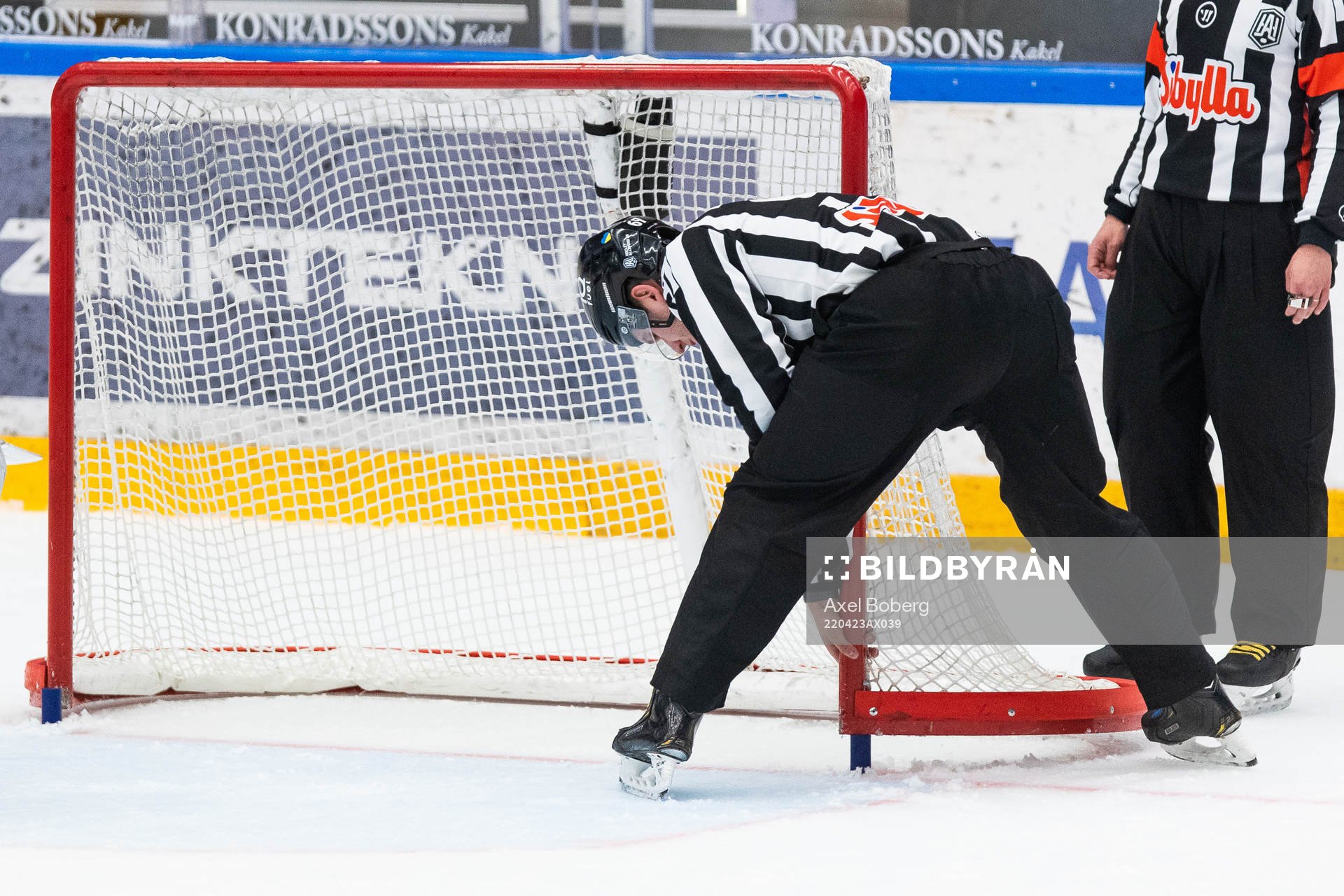 En linjedomare sätter tillbaka målet på sin plats